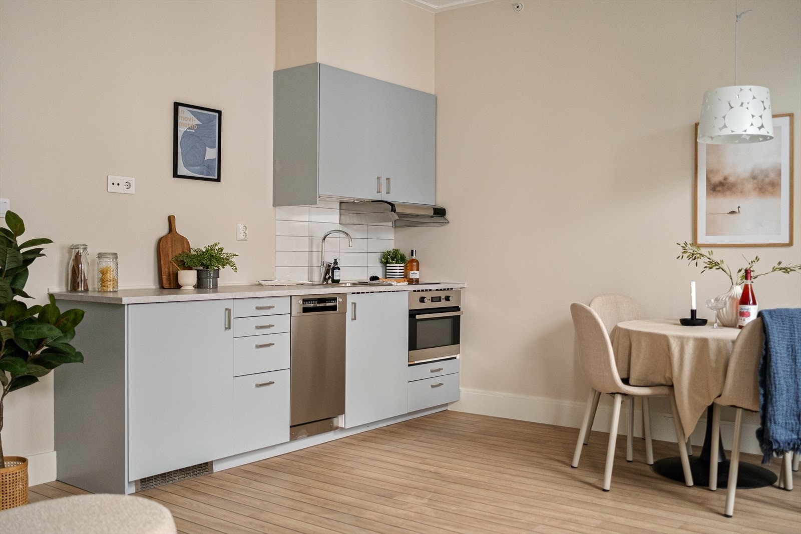 Tidsriktig glatt innredning fra IKEA, soft close, takoppforing, led lys, laminat benkeplate med nedfelt stålkum og keramisk topp, integrert komfyr (liten model), oppvaskmaskin (liten model), kjøleskap. Galleribilde