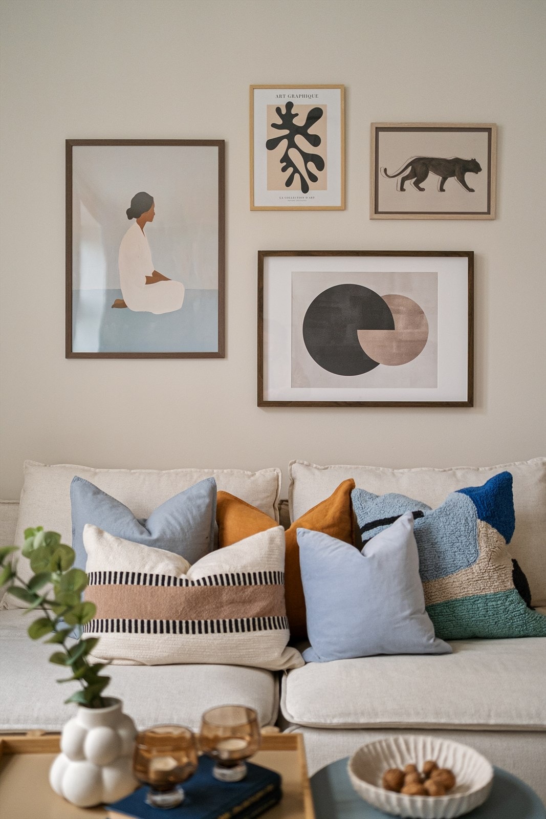 Lave felleskostnader på kr. 3.065,-. Oppvarming, varmtvann, forbruksstrøm og internett er inkludert. Galleribilde