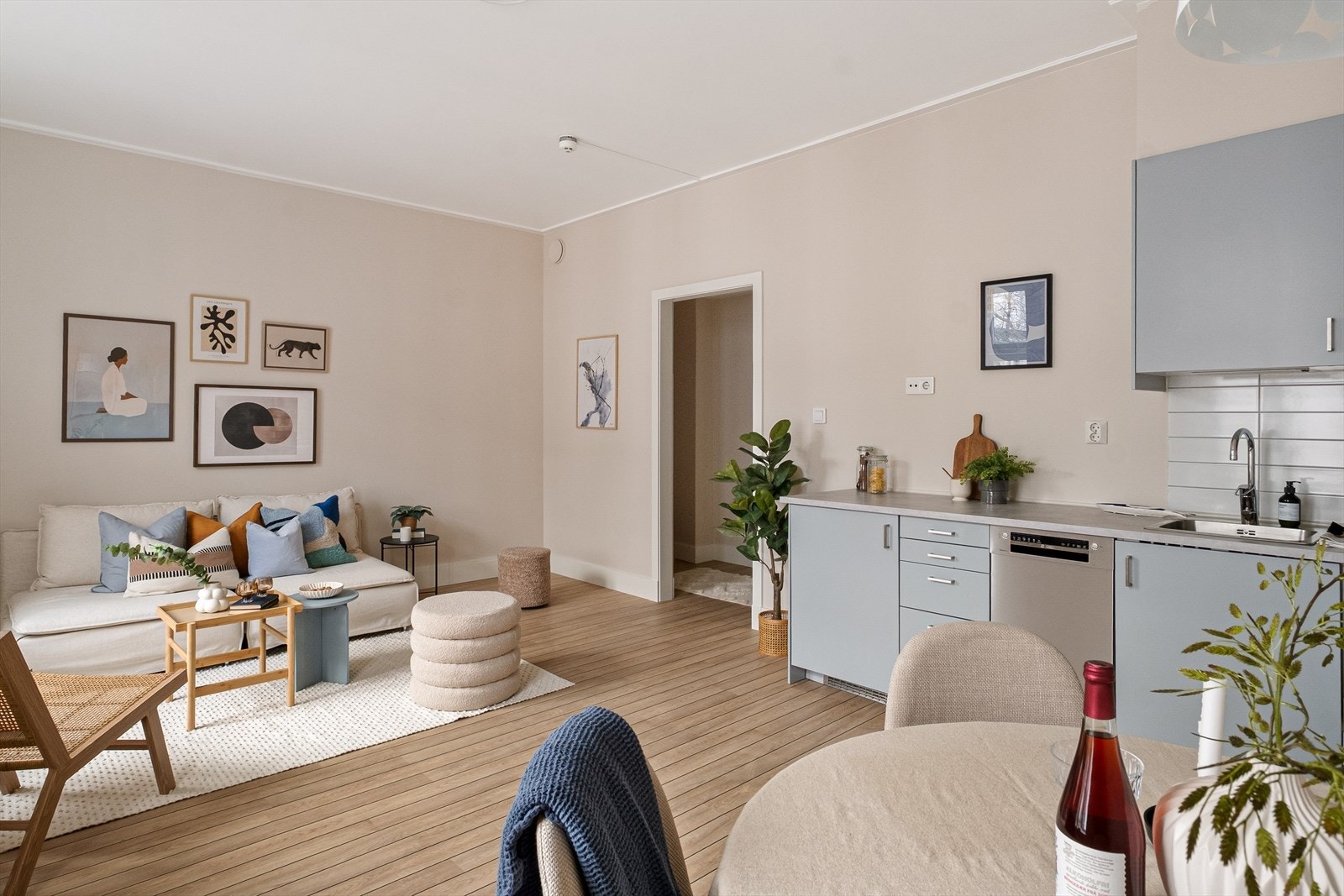 Leiligheten er malt i delikate og tidsriktige farger. Galleribilde