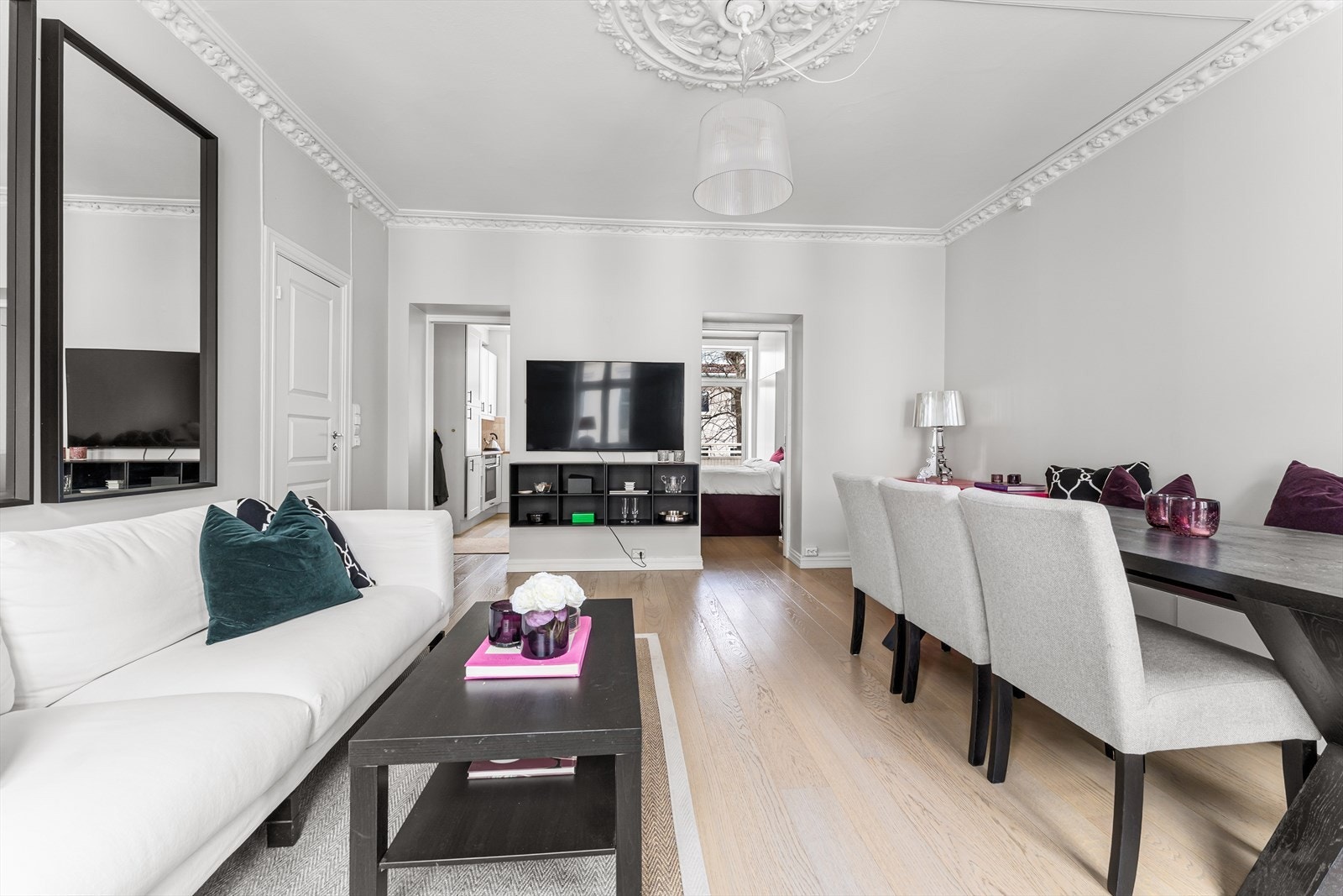 1 stavs eikeparkett fra 2015 strekker seg gjennom leiligheten. Veggflatene er sparklet og malt i 2018. Galleribilde