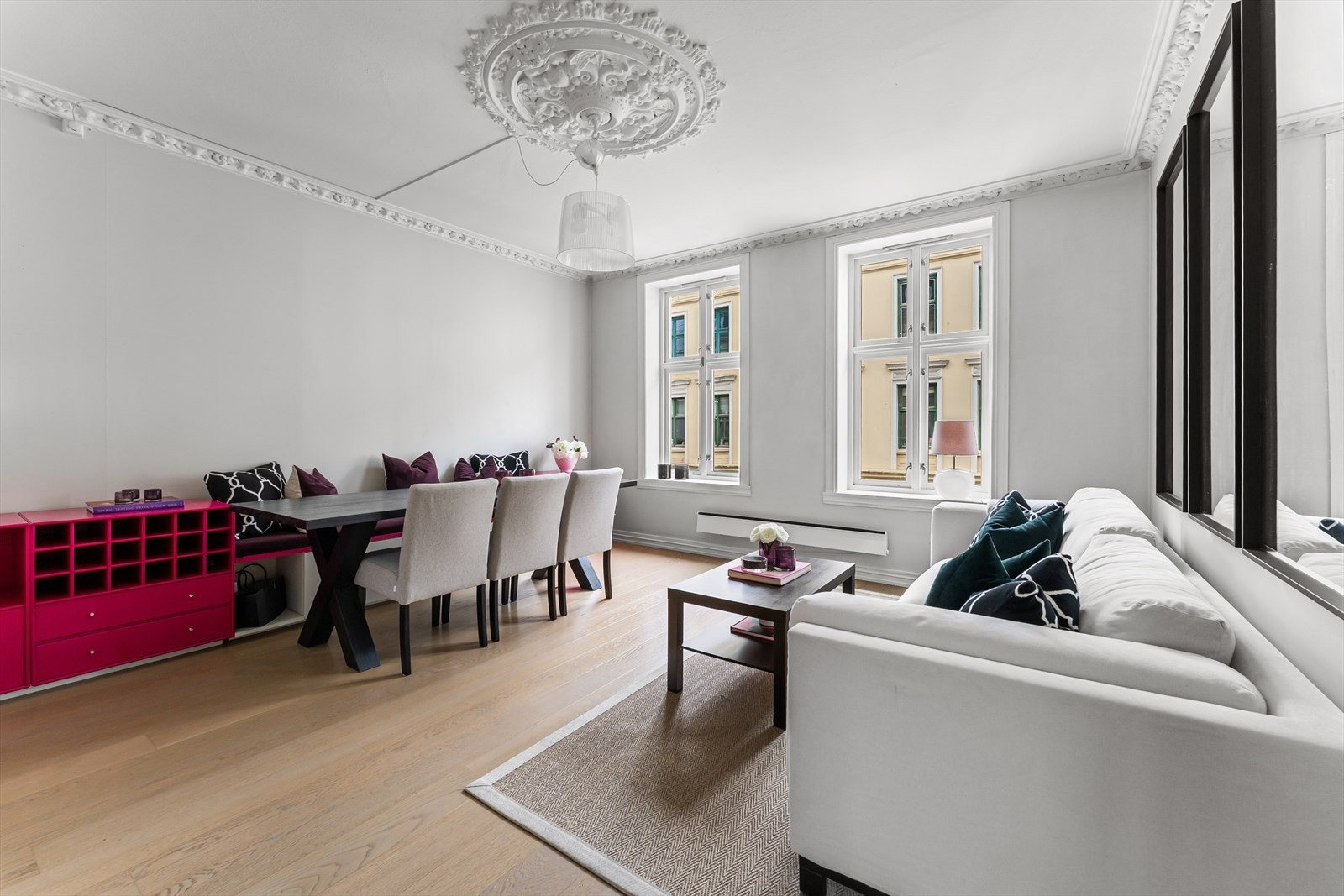 Stuen har en generøs takhøyde på 2,73 som bidrar til den romslige følelsen. Galleribilde