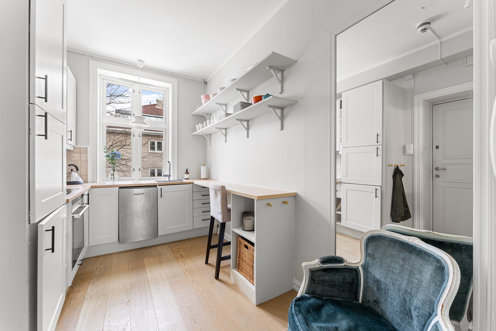 Kjøkken med profilierte folierte fronter. Benkeplate med underlimt vaskekum og nedfelt induksjon platetopp. Galleribilde