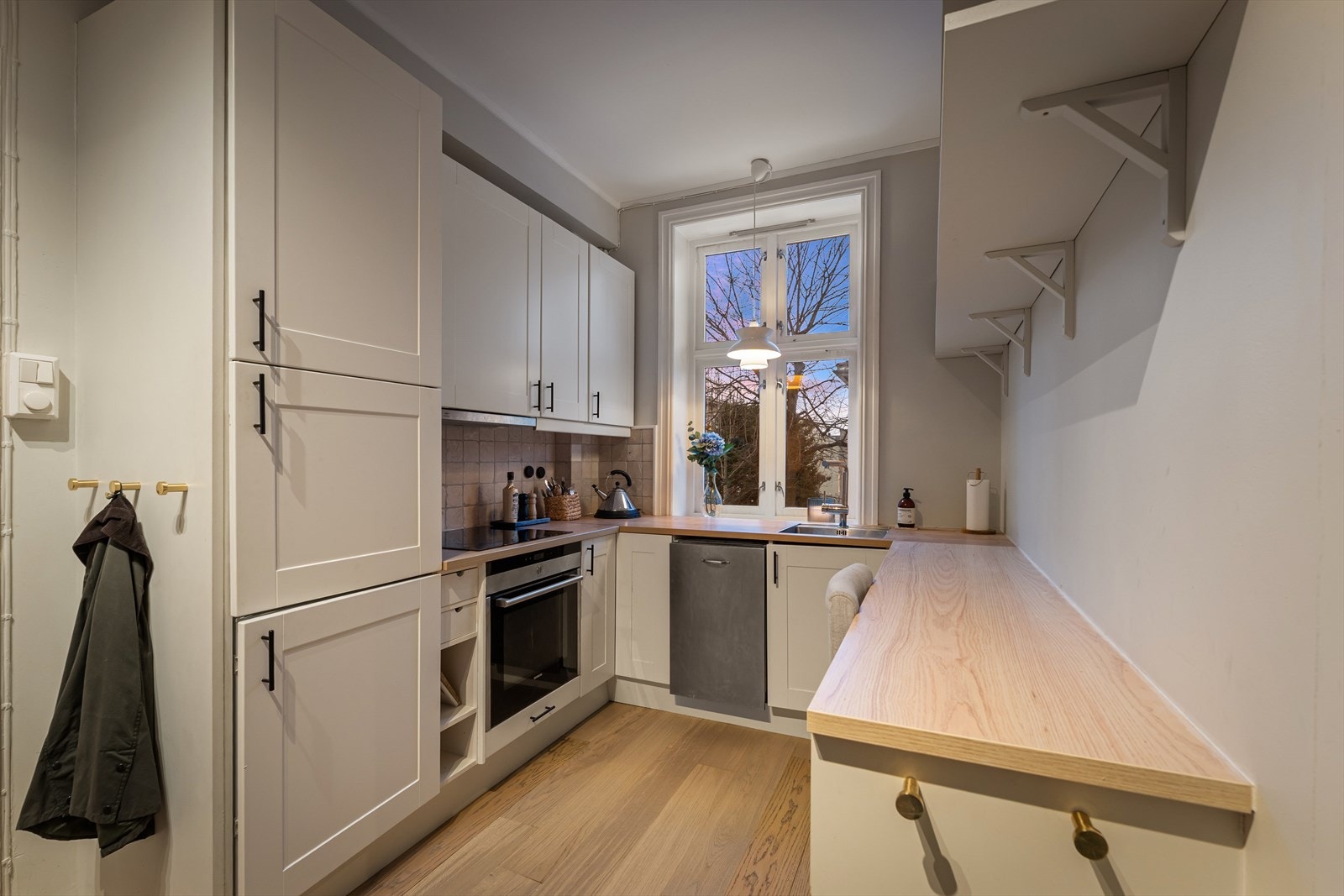 Stekeovn er integrert i kjøkkeninnredningen. Platetopp, stekeovn og vaskekum er fra 2017. Oppvaskmaskin er ny i 2026. Galleribilde