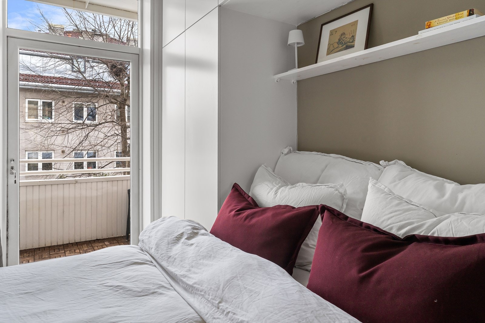 Det er utgang til balkong fra soverom. Galleribilde