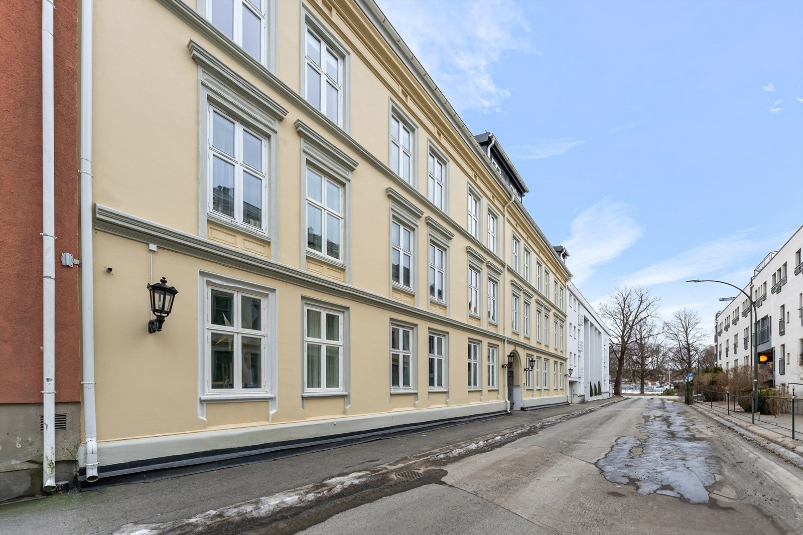 Leiligheten ligger med Frognerparken som nabo, i et veletablert område, bestående av pene, moderne og klassiske bygårder. Galleribilde