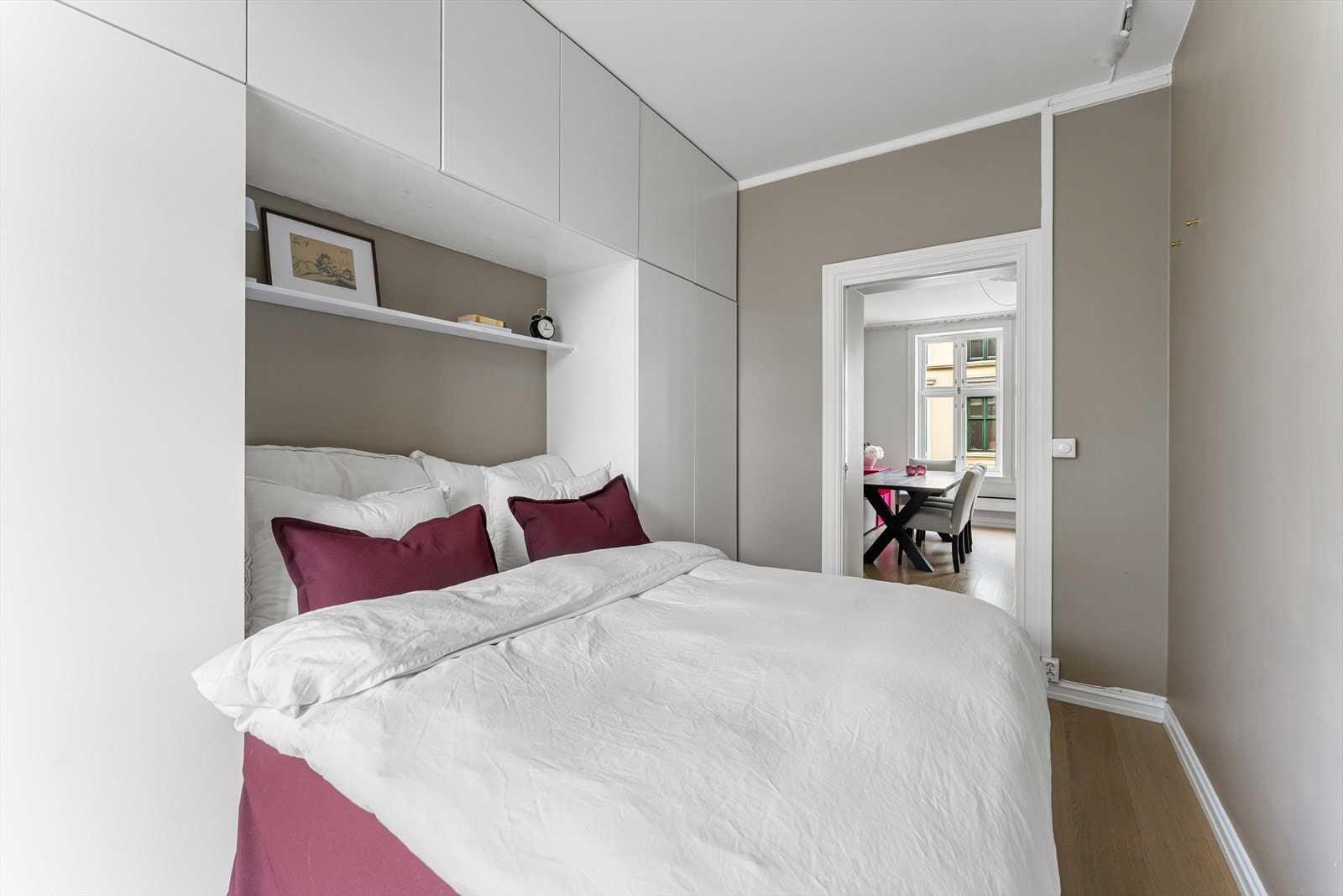 Tilpasset garderobeskap fra 2018 med god oppbevaringsplass. Galleribilde