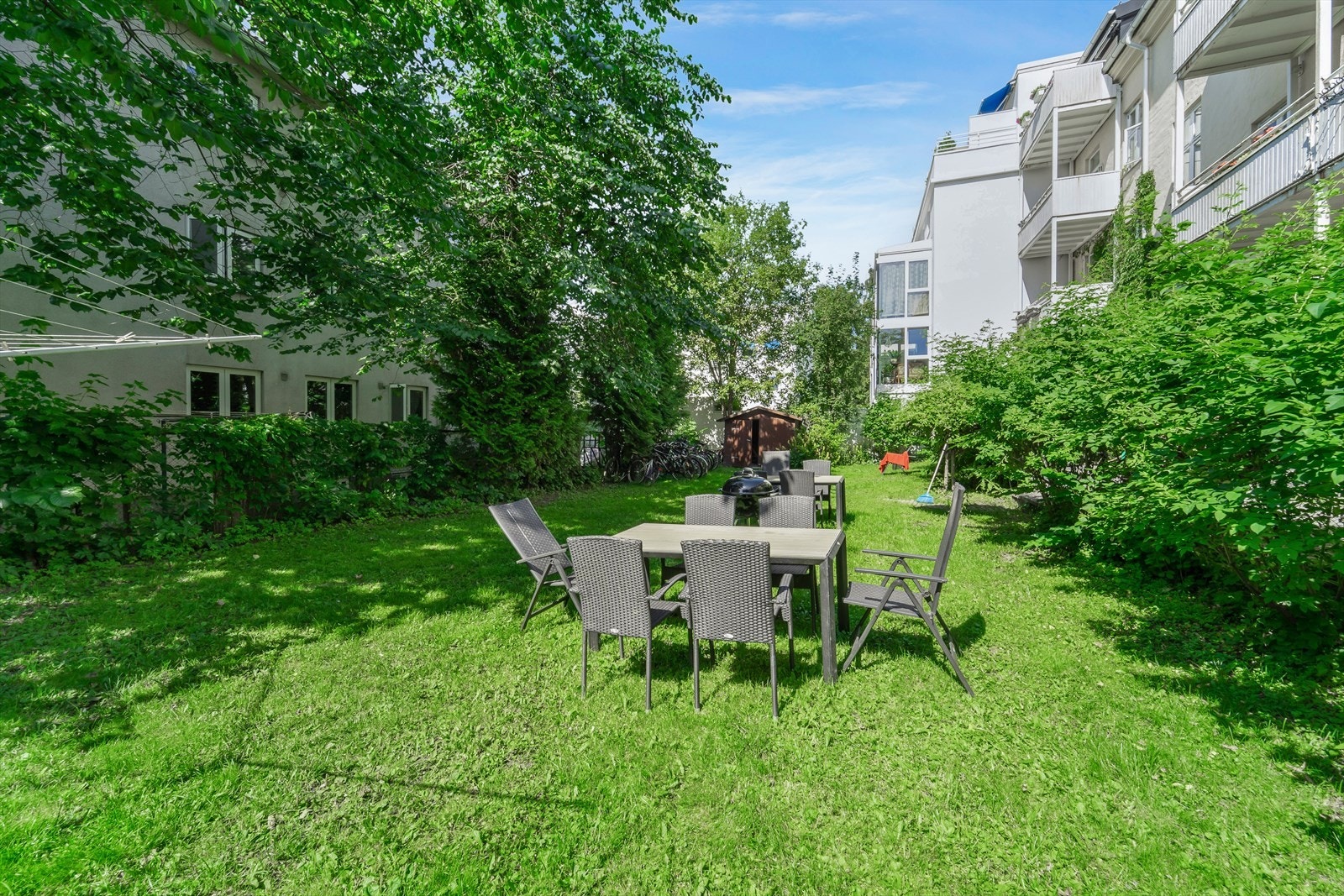 Sommerbilde av borettslagets frodige bakgård. Galleribilde