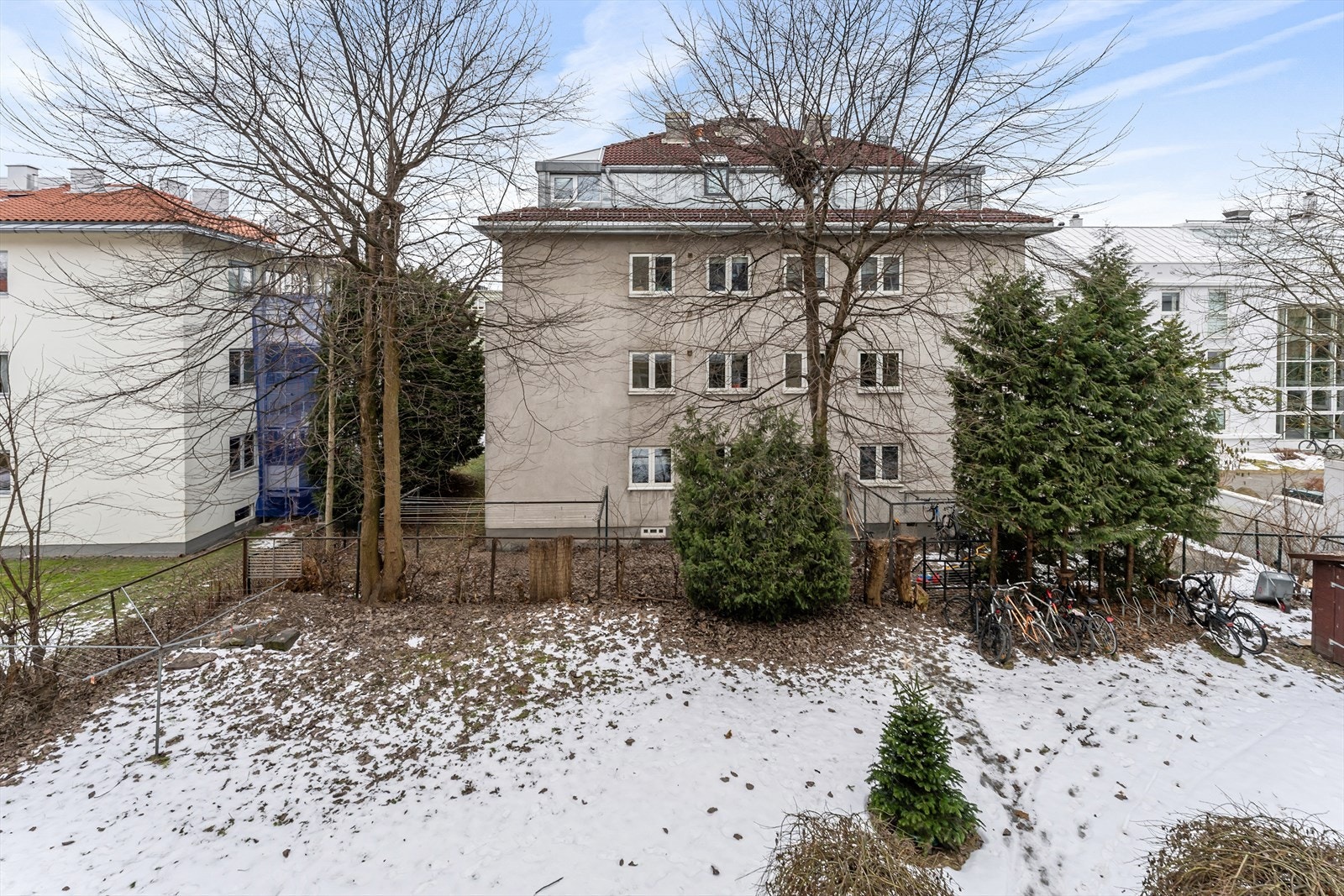 Stor bakgård med sykkelparkering og grøntområder til glede for borettslagets beboere. Galleribilde