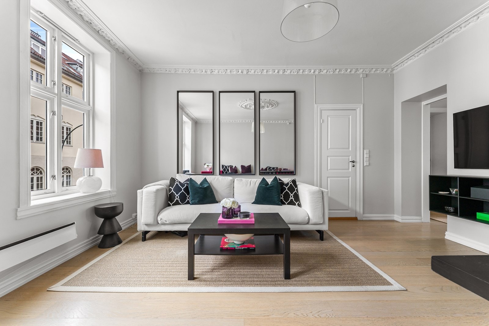 Lyst og luftig med store vindusflater som slipper inn rikelig med naturlig lys. Galleribilde