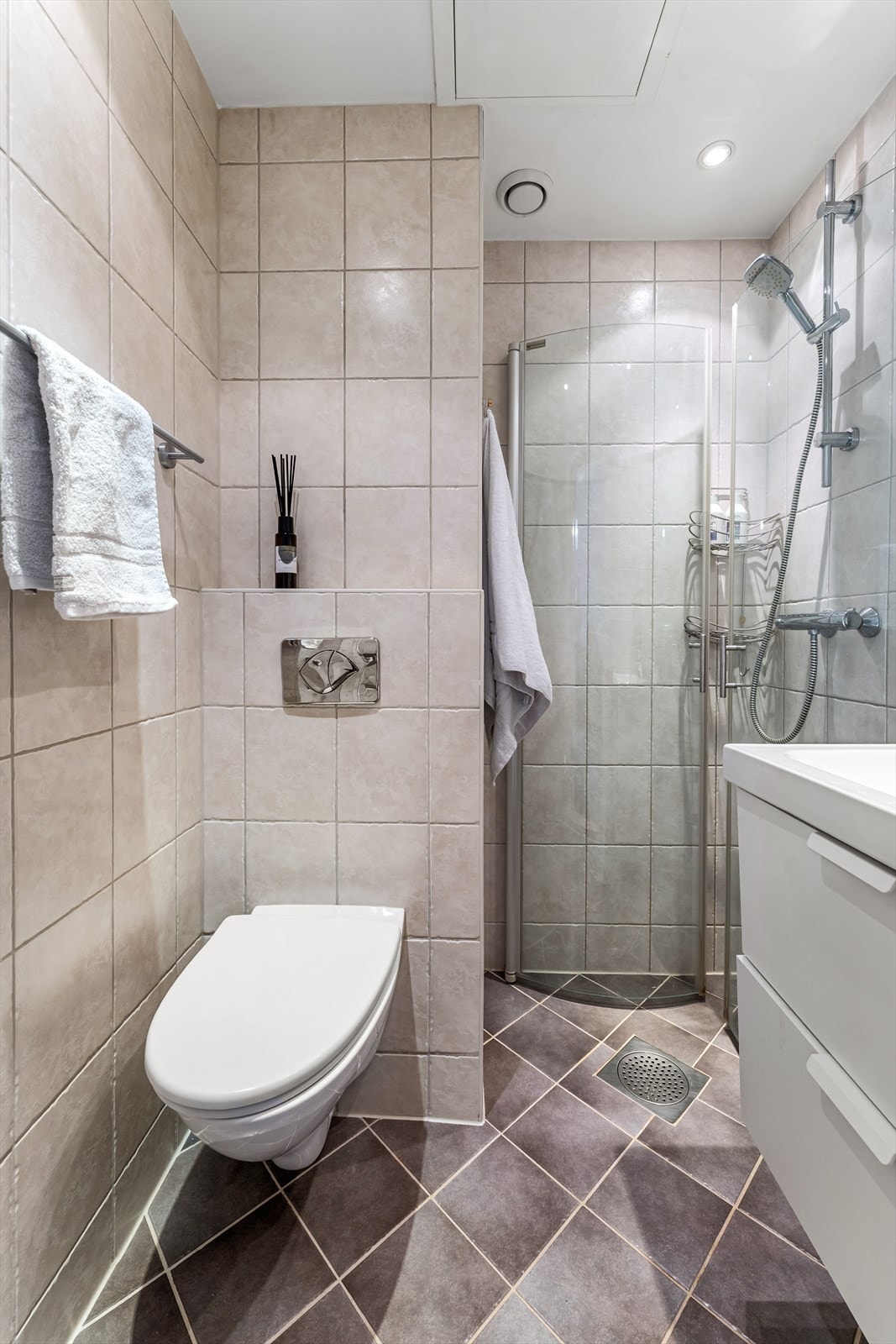 Bad pusset opp i 2005, inkl. bytting av soilrør, og består av flislagte vegger, flislagt gulv med varmekabler og malt himling. Galleribilde