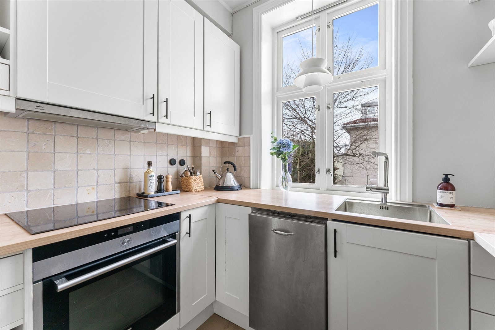 Kullfilter avtrekksvifte over platetopp. Galleribilde