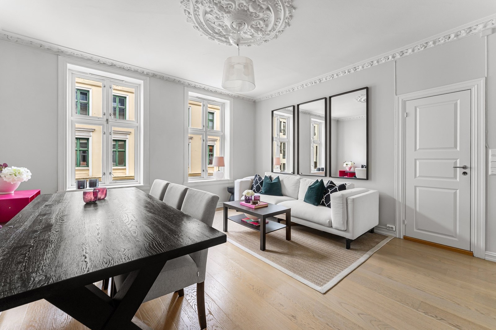 Stuen er romslig med god plass til både sofagruppe og spisebord. Galleribilde