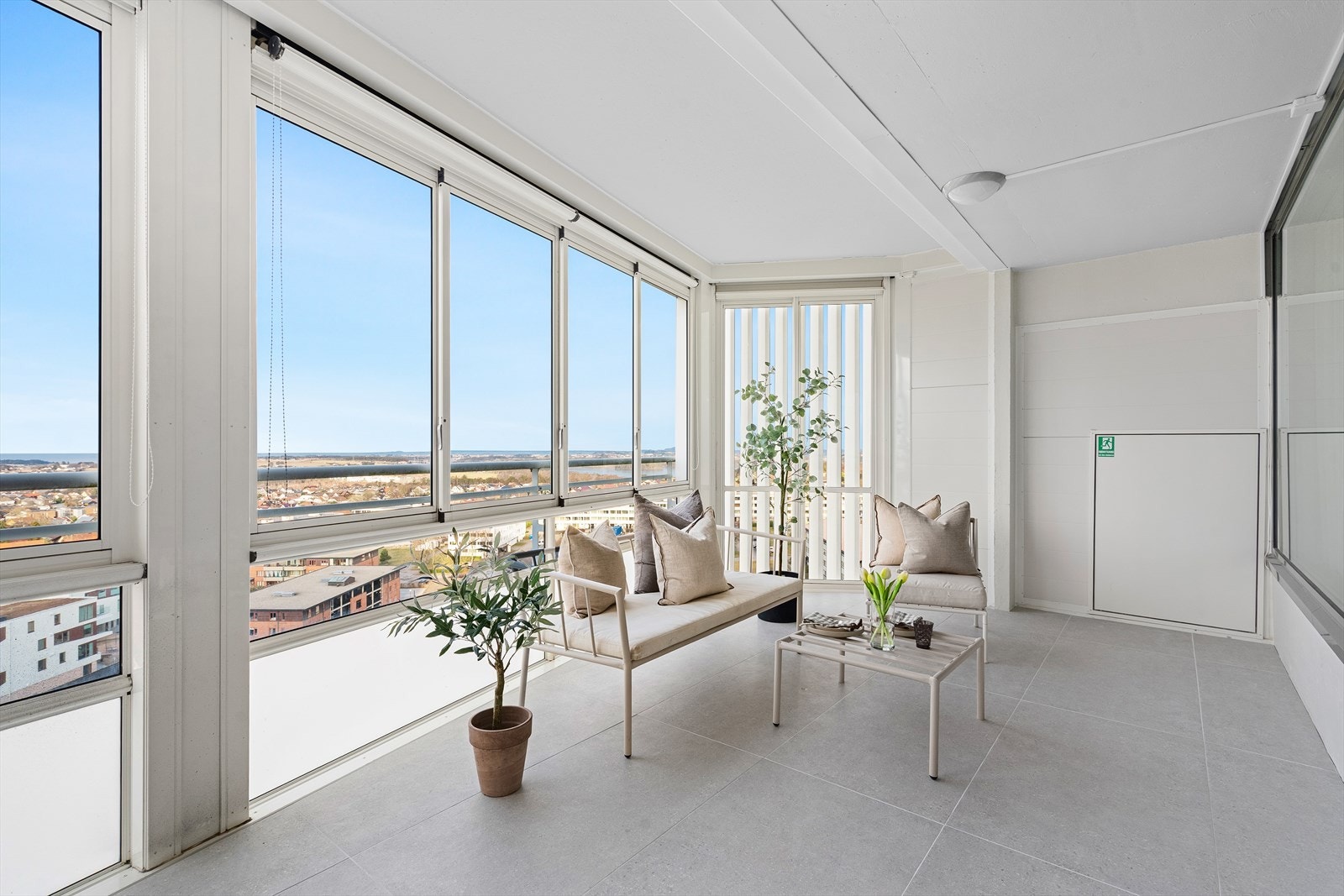 Den ca. 20 kvm store balkongen har rikelig med plass til større sittegrupper og sosiale sammenkomster. Galleribilde