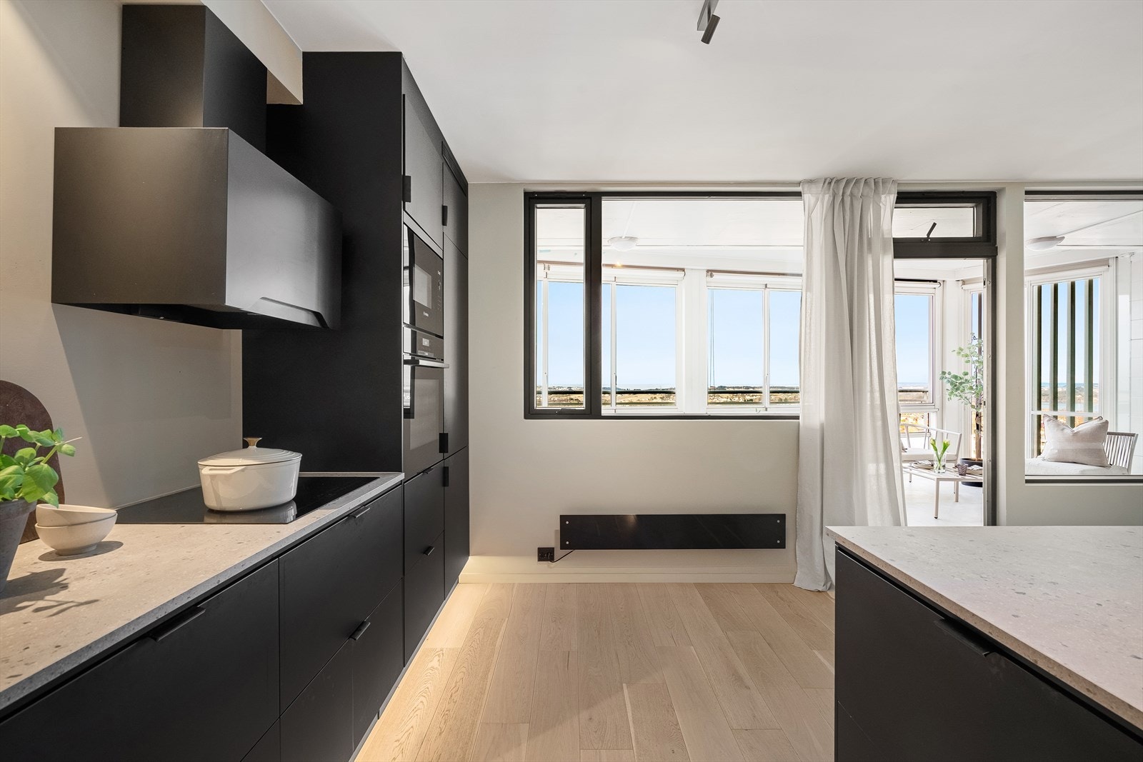 Det er også godt med skuffeplass for ekstra oppbevaring. Komfyr og mikrobølgeovn er montert i høyden for en mer praktisk hverdag. Galleribilde