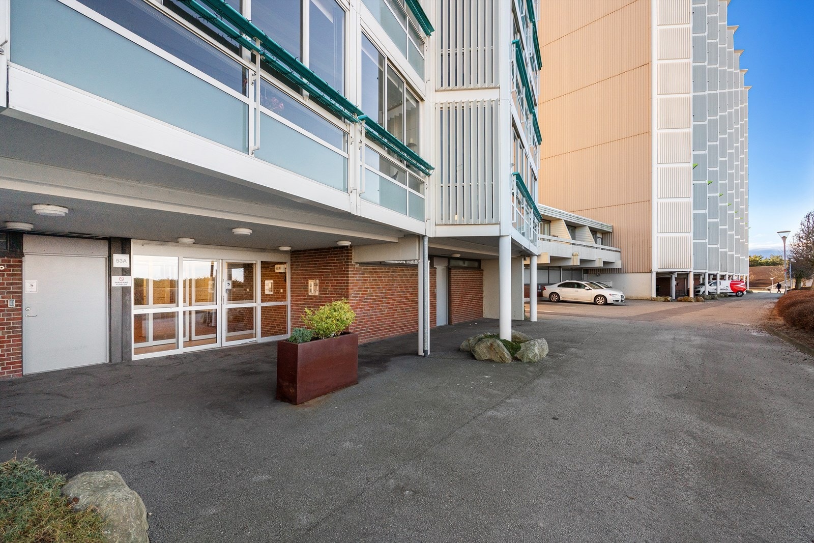 I tillegg medfølger en bod i underetasjen. Parkering skjer på stor felles parkeringsplass, hvor det også finnes dedikerte plasser med elbillader. Galleribilde