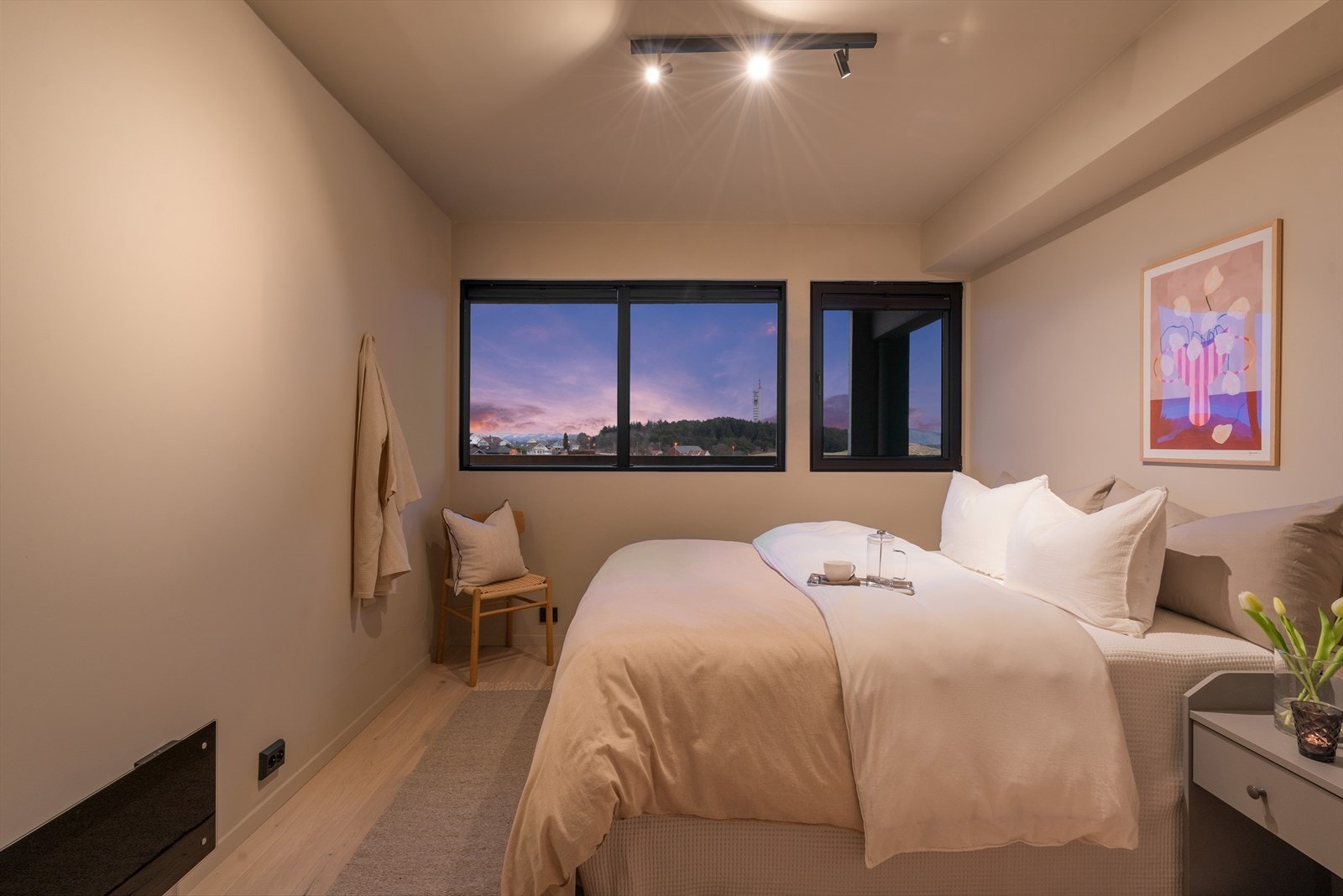 Leiligheten har to soverom, begge praktisk plassert ved siden av hverandre med enkel tilgang til badet. Galleribilde