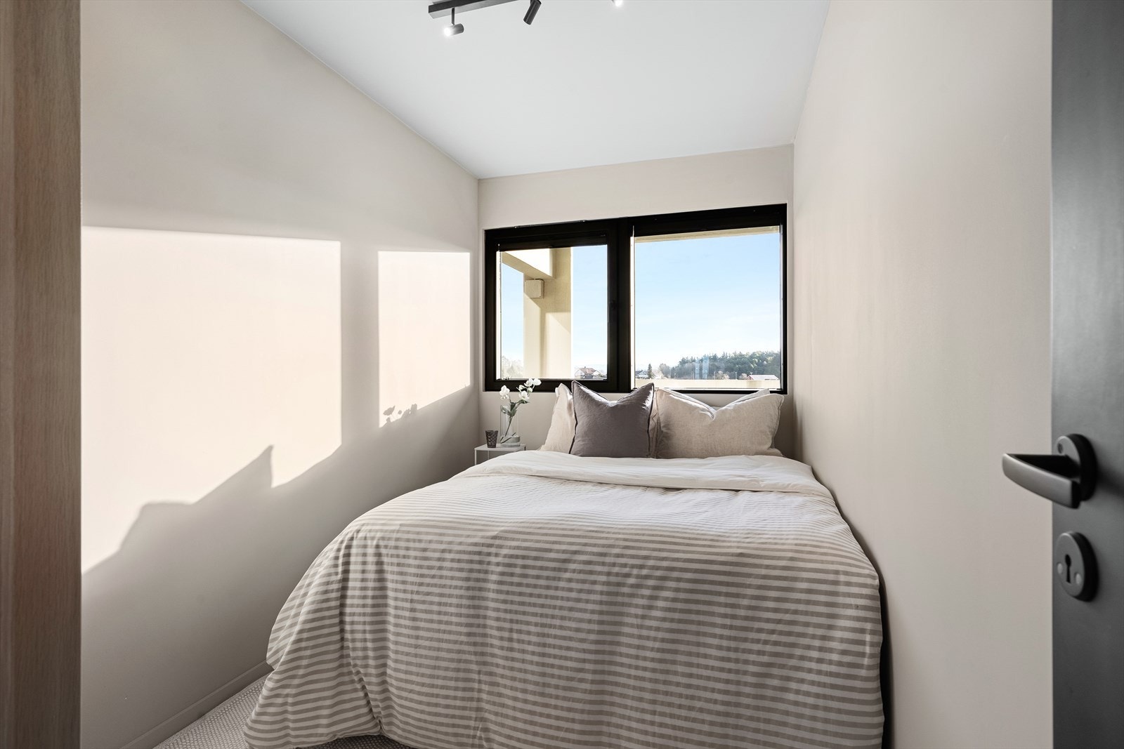 Det andre soverommet passer perfekt som gjesterom, hjemmekontor eller barnerom. Her er det også garderobeskap. Galleribilde