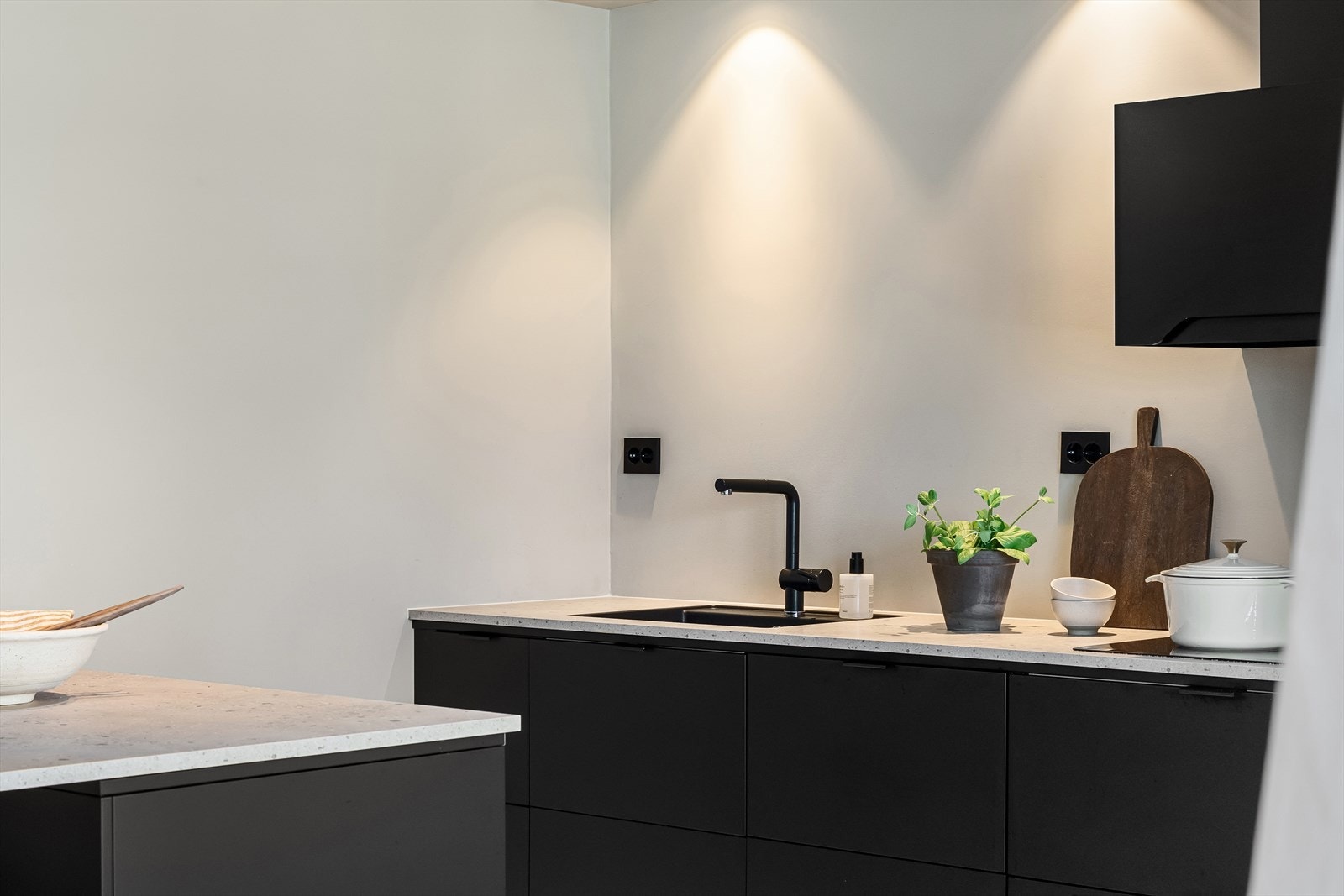 Kjøkkenet har nedfelt vask, er godt utstyrt med ekstra stikk-kontakter og downlight spotter som kan dimmes. Galleribilde