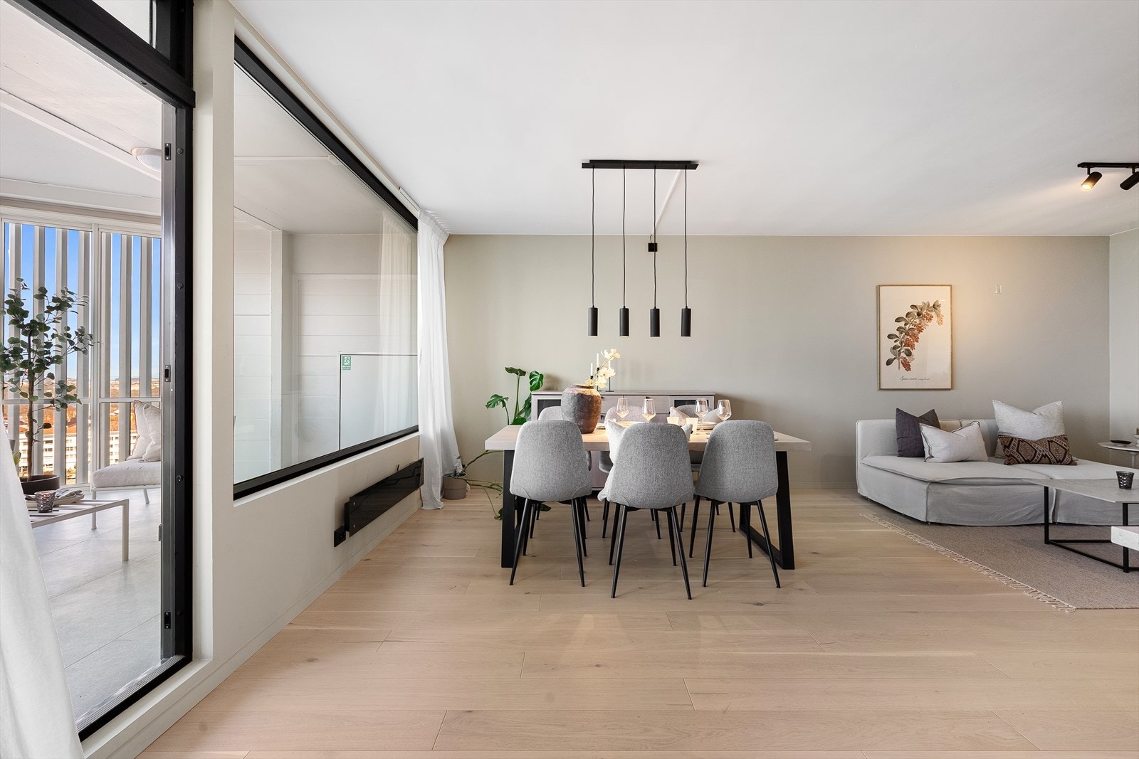 Videre kommer du til boligens høydepunkt, stuen. Den er enkel å møblere og har rikelig med plass til både familie og venner. Galleribilde