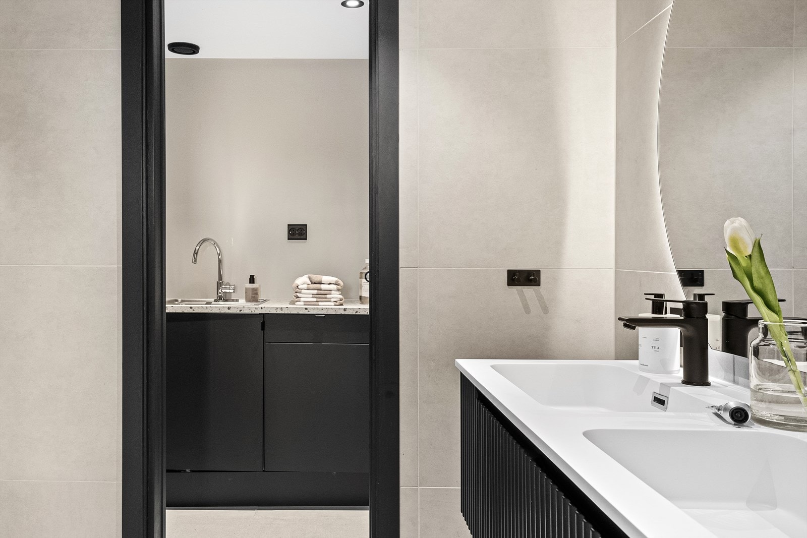 Fra badet er det tilgang til et praktisk vaskerom med vaskeseksjon og opplegg for vaskemaskin og tørketrommel. Galleribilde