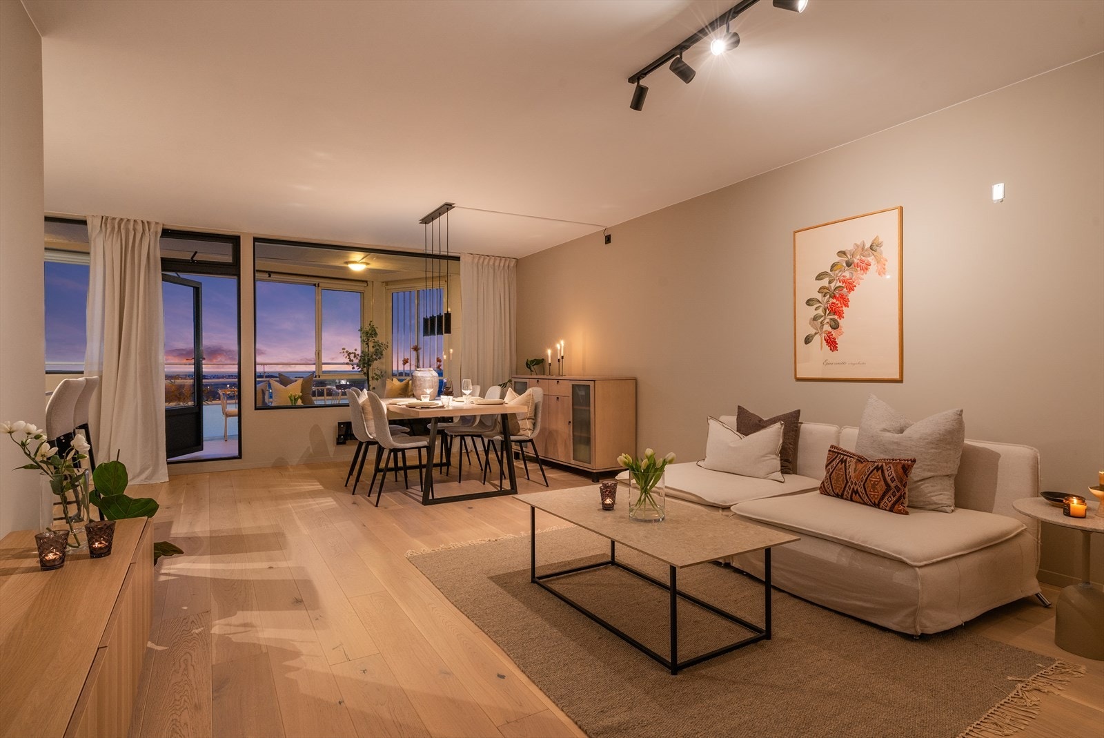 Hele leiligheten ble oppusset i 2025 og fremstår som svært stilfull, med smarte og funksjonelle løsninger som bidrar til en praktisk hverdag. Galleribilde