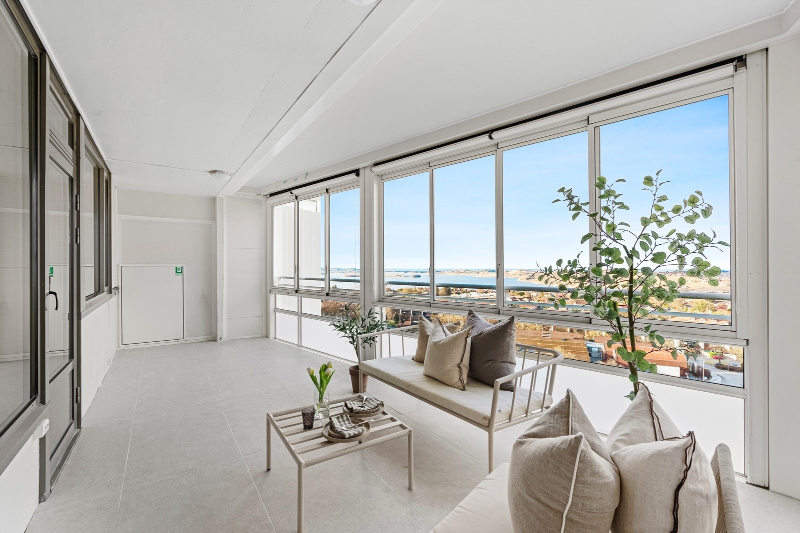 Store vindusflater leder ut til en solrik, innglasset balkong med nydelig utsikt over Hafrsfjord. Her kan du nyte ettermiddagssolen som går ned over fjorden. Galleribilde