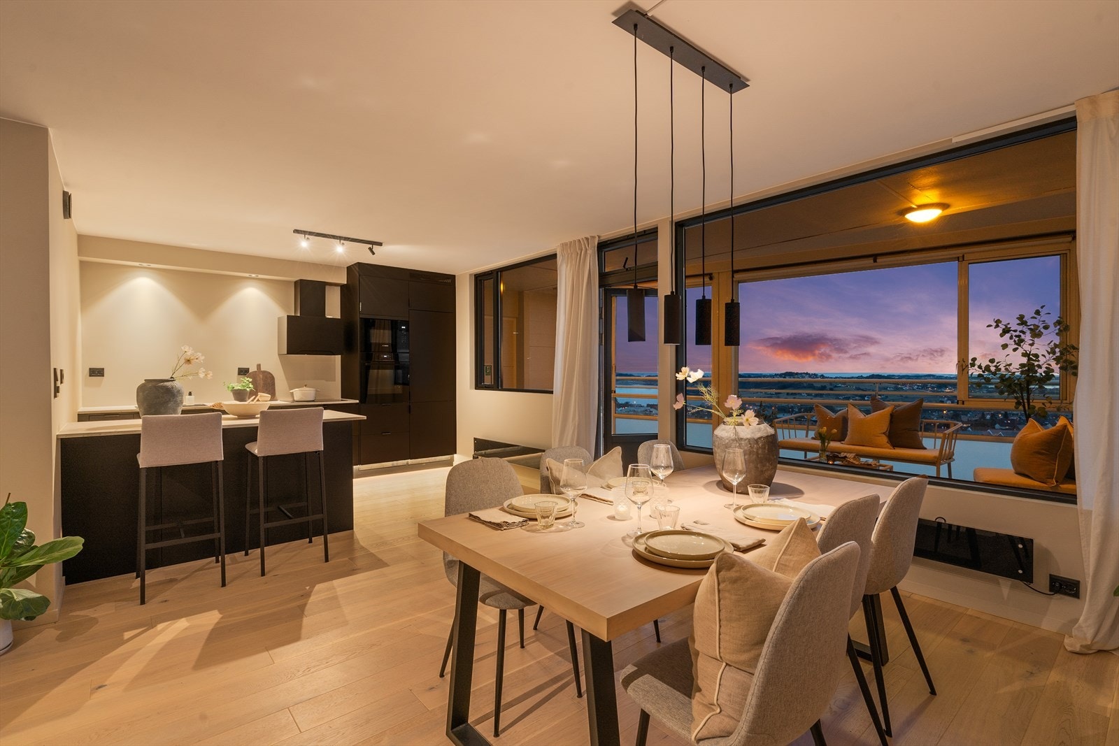 Kjøkkenet er fra 2025 og byr på smarte og praktiske løsninger med en stilig bar-løsning. Galleribilde