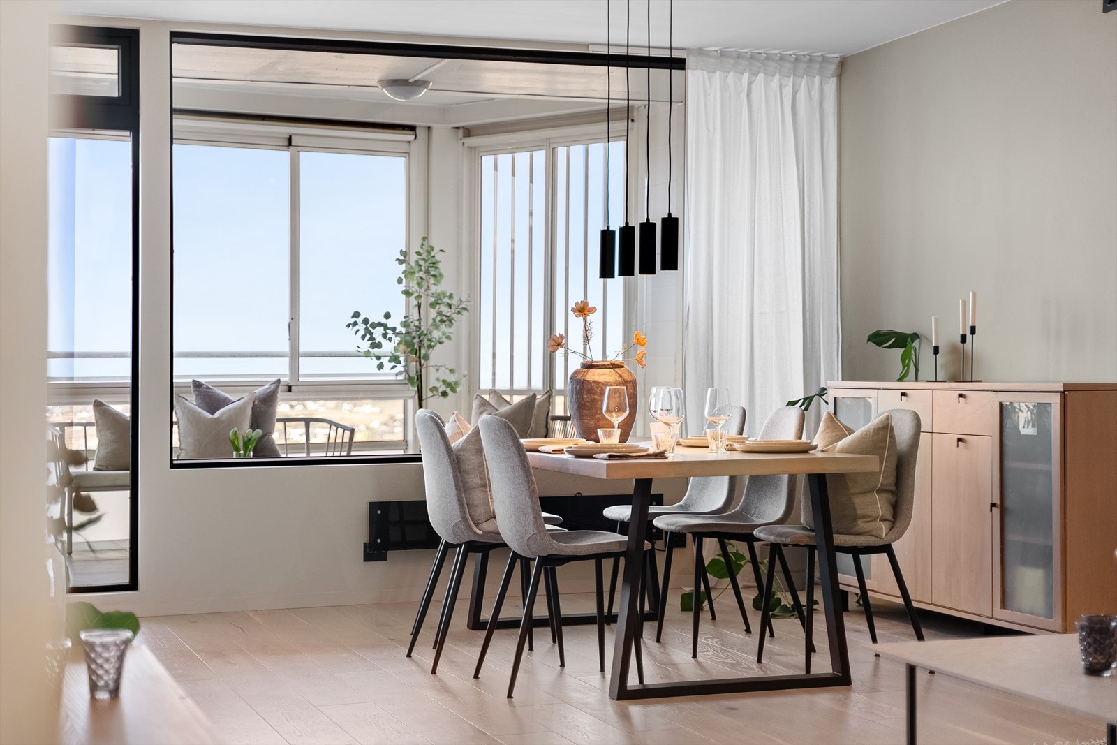 Her har du rikelig med plass til langbord like ved kjøkkenet med gode siktsforhold. Galleribilde