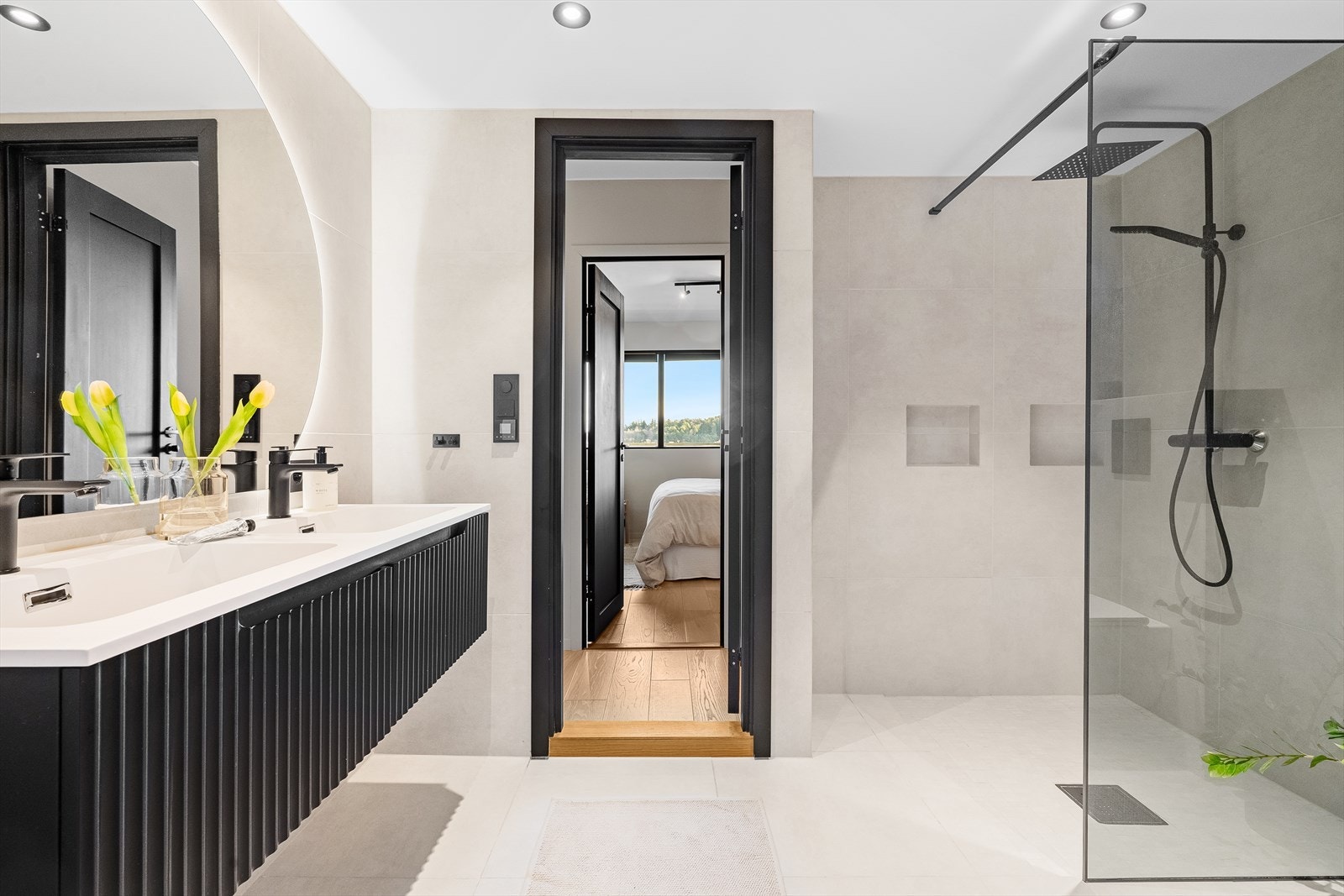 Badet har veggmontert toalett, dimbare spotlights i taket og innfelt hylle i dusjen til sjampo og såpe. Galleribilde