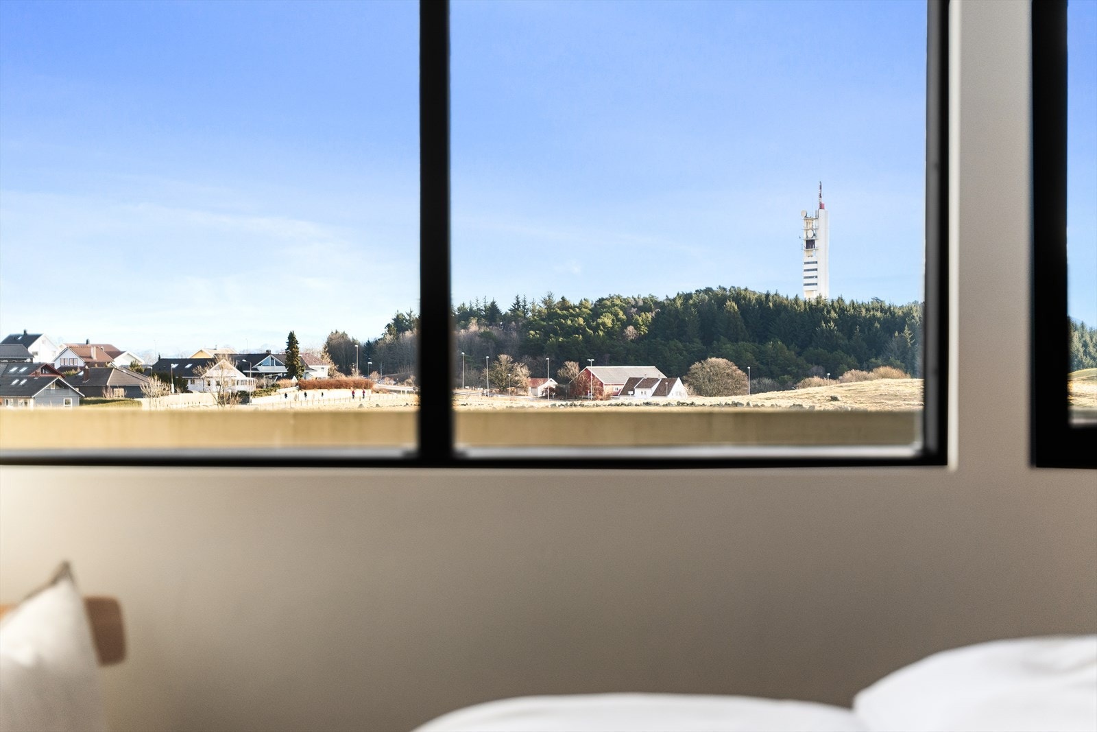 Fra boligen har du flott utsikt mot Ullandhaugstårnet og friområde. Galleribilde