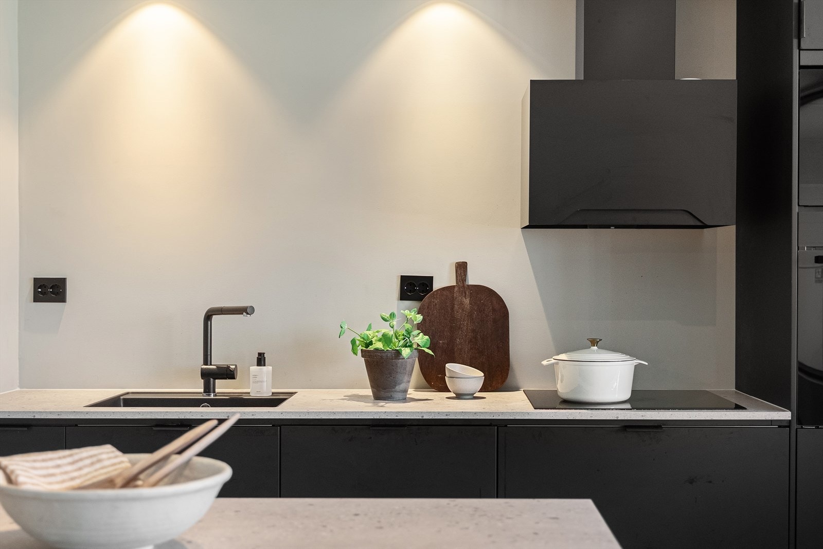 Praktisk bar-løsing gir ekstra arbeids- og sitteplass. Galleribilde