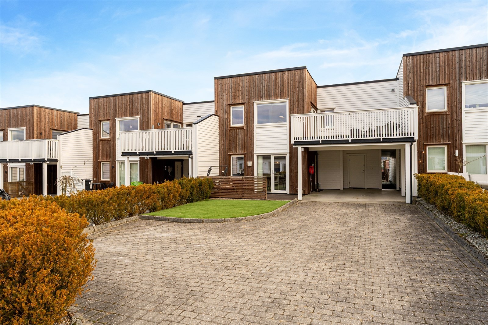 Flott enebolig i rekke ferdigstilt i 2014. Stor sportsbod i carport Galleribilde