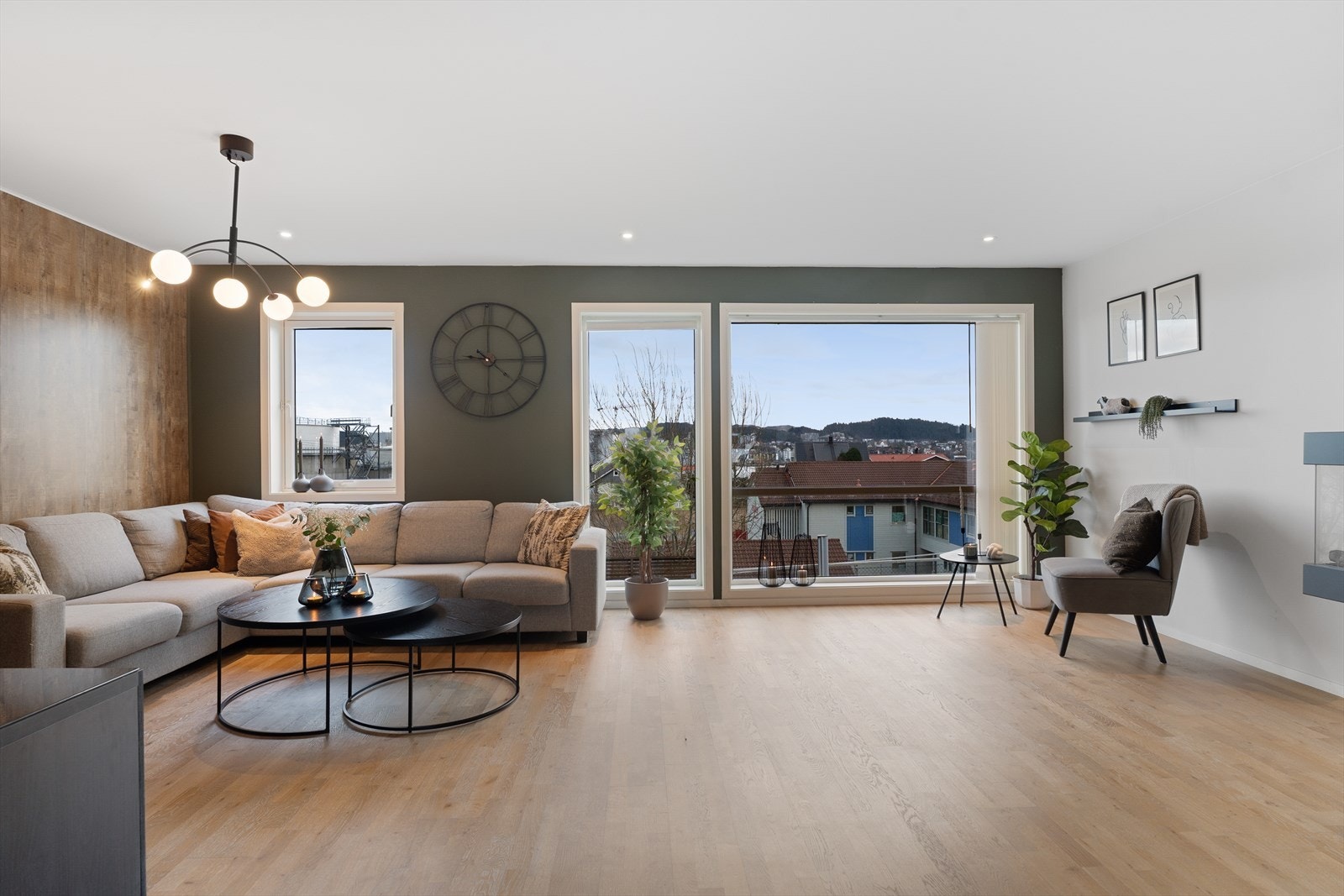 Stue er romslig med god plass til flere sofagrupper Galleribilde