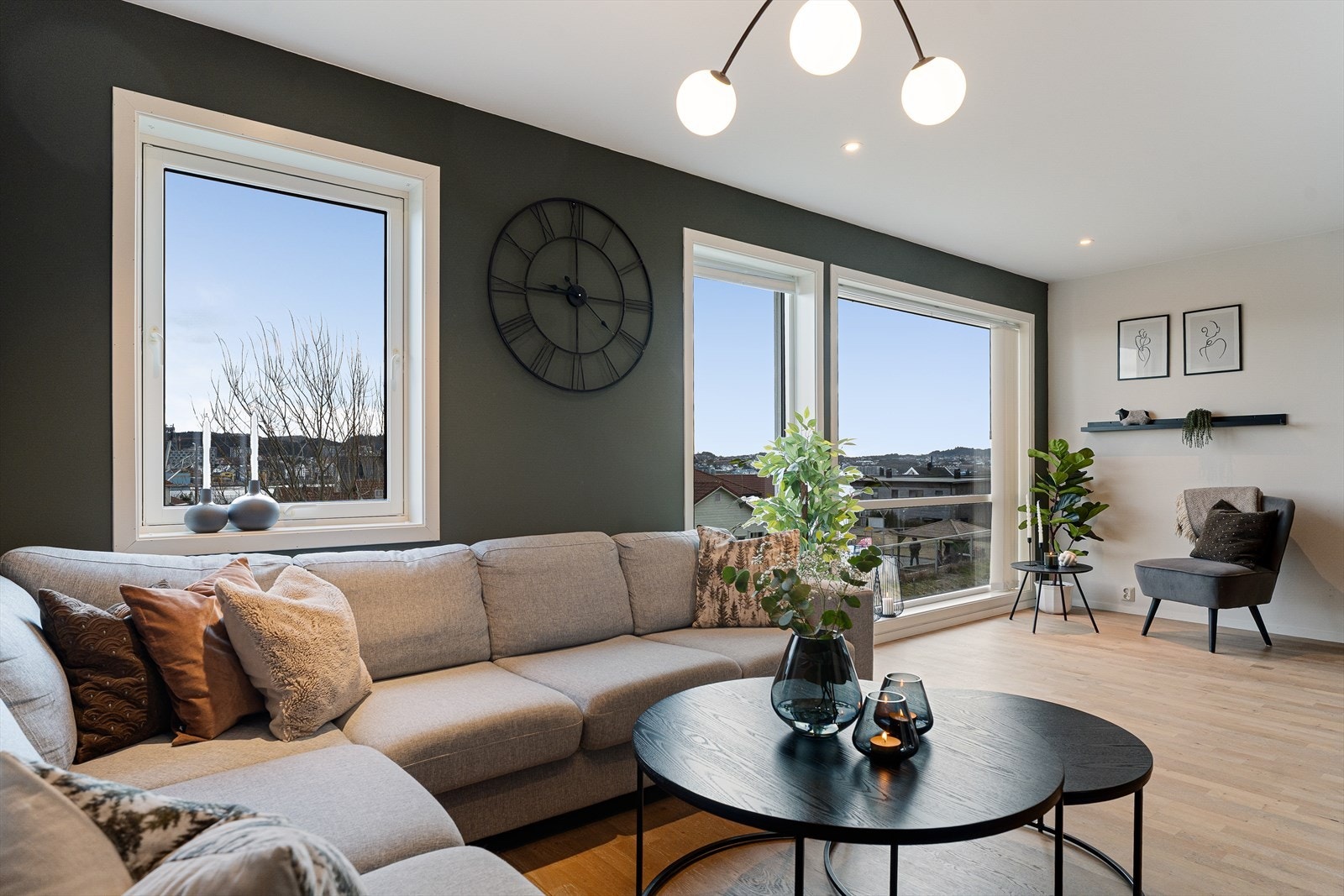 Store vindusflater gir mye naturlig lys Galleribilde