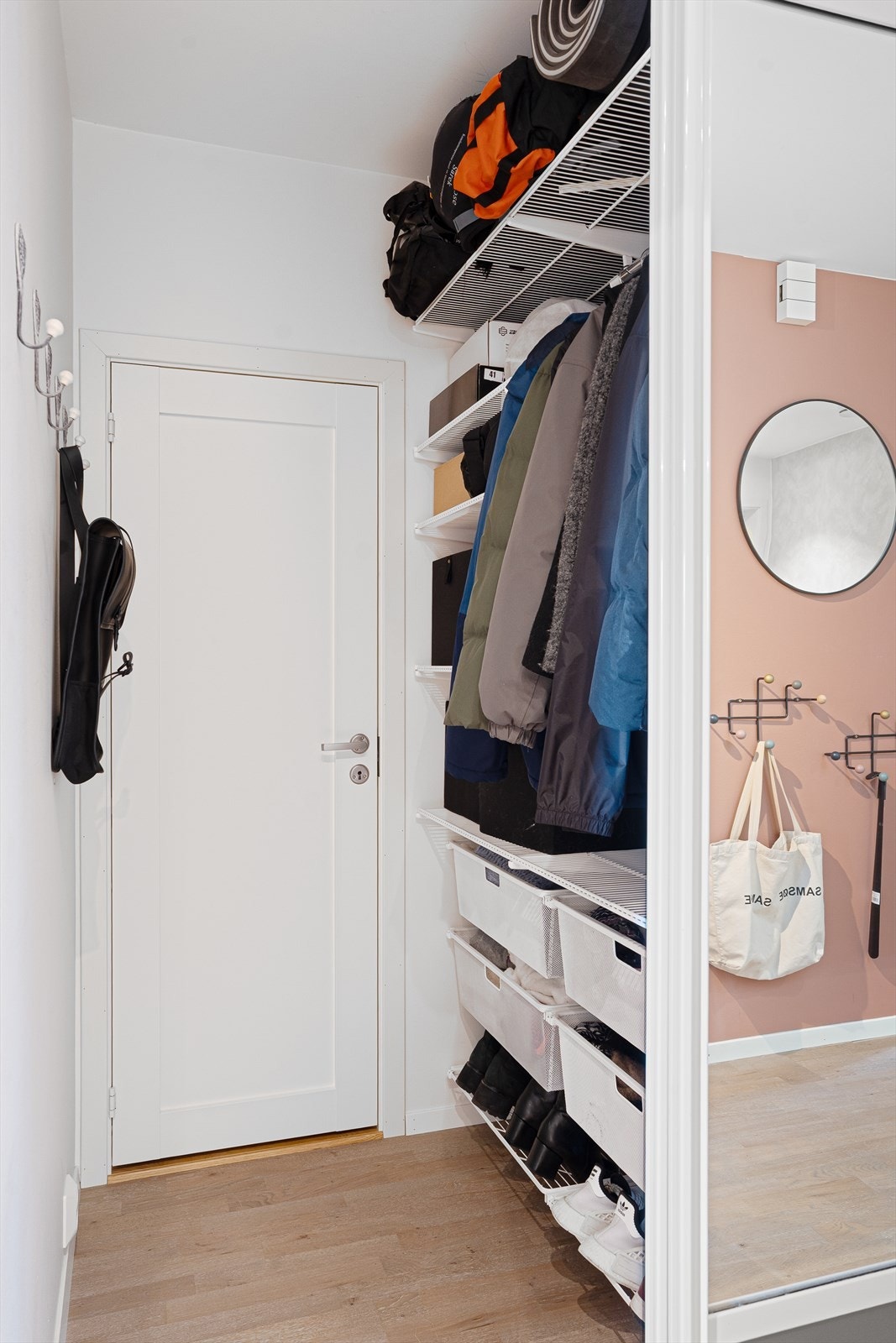 Bak skyvedørene finner man plass til oppbevaring samt inngang til bod. Galleribilde