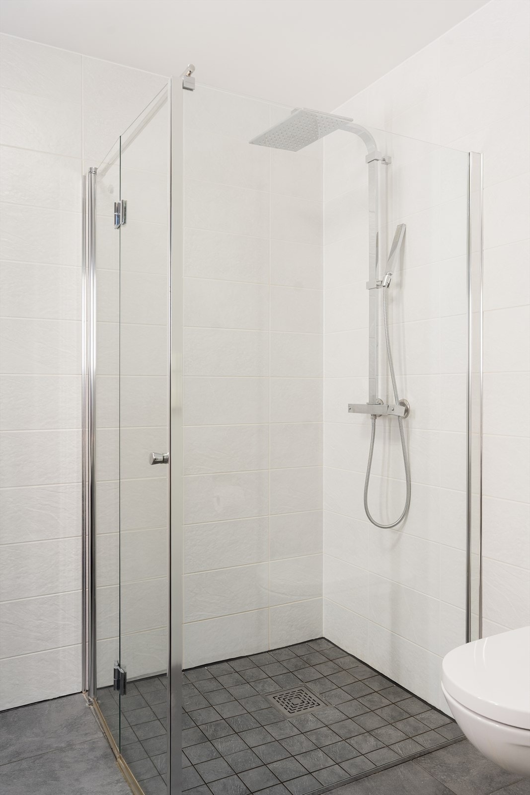 Badet har dusjhjørne med regndusj Galleribilde