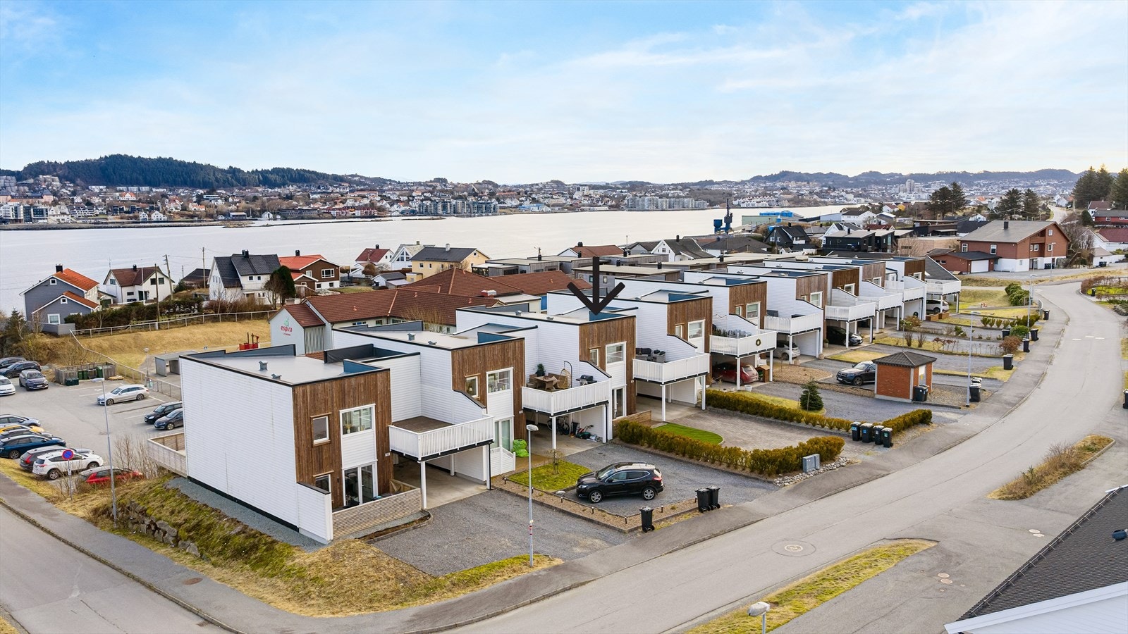 Kort avstand til både skoler, barnehager, dagligvarebutikk og idrettsanlegg, og Norheim næringspark Galleribilde
