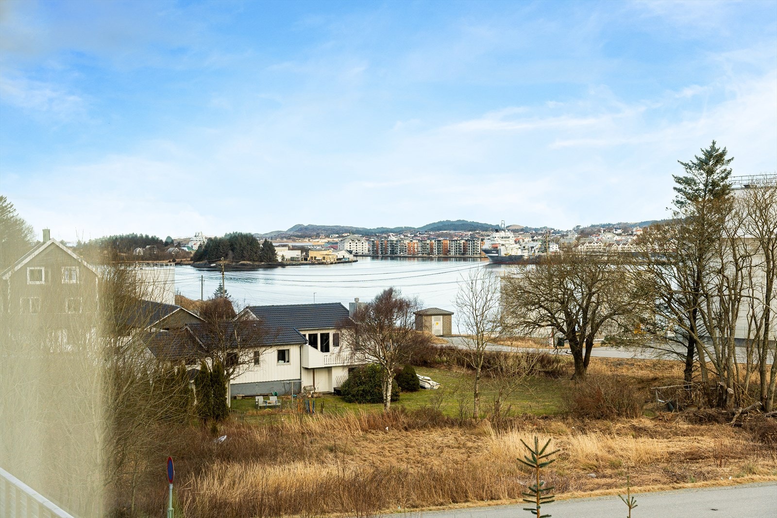 Flott utsikt til Karmsundet fra stuen Galleribilde