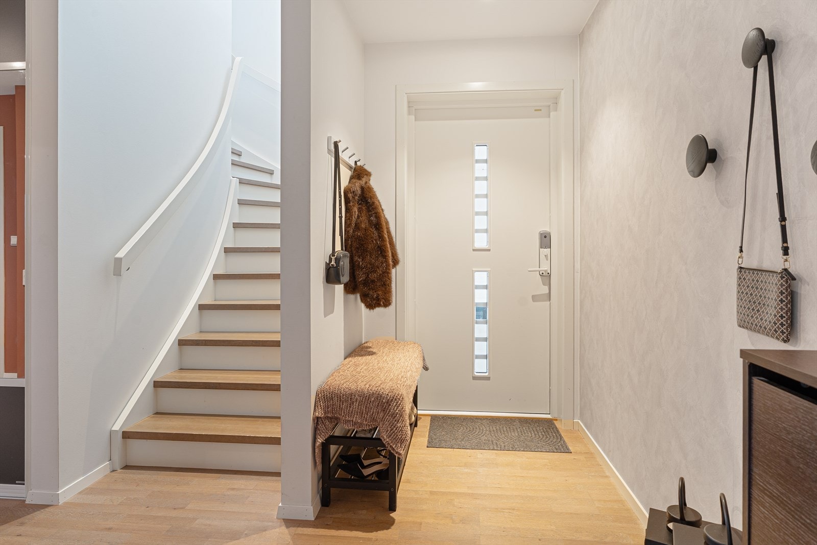 Velkommen inn til trivelig inngangsparti med plass til å henge fra seg yttertøy Galleribilde