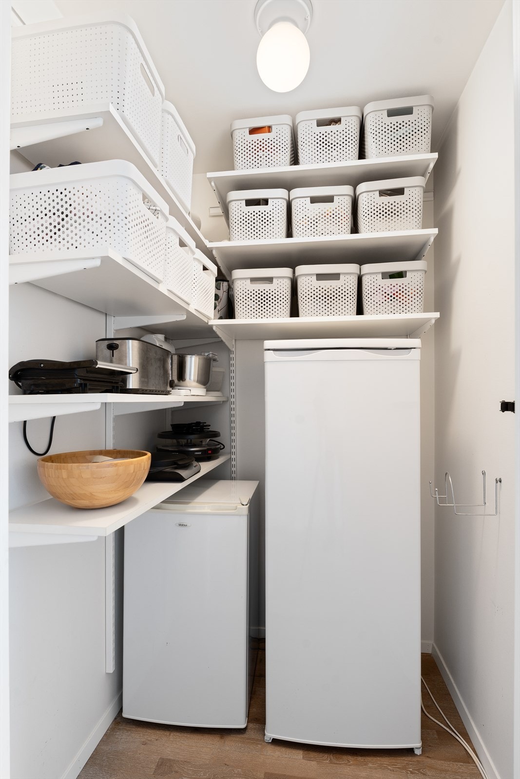 Praktisk bod ved mellom stue og kjøkken - Utmerket til oppbevaring av kjøkkenutstyr ol. Galleribilde