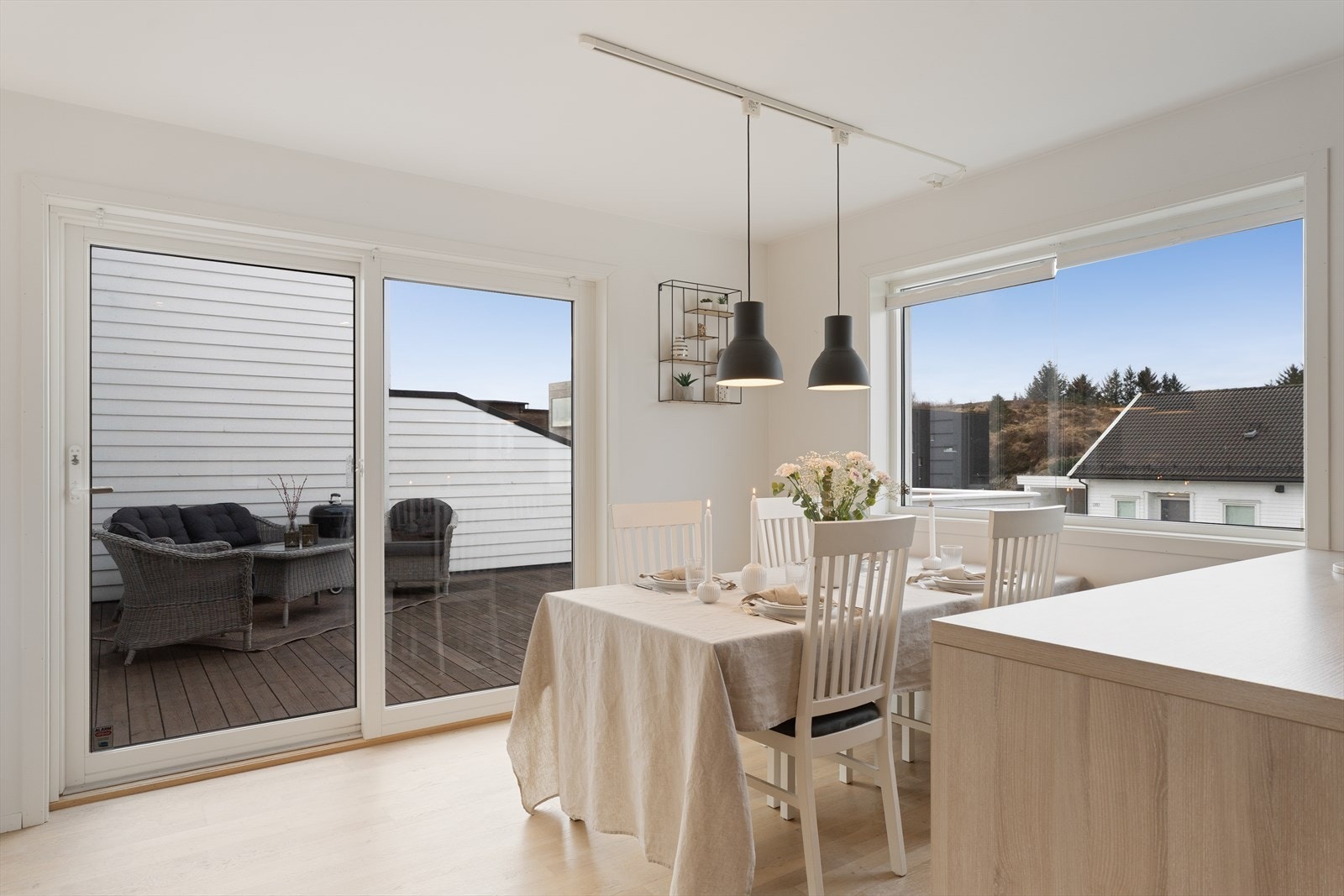 Store vindusflater gir mye naturlig lys Galleribilde