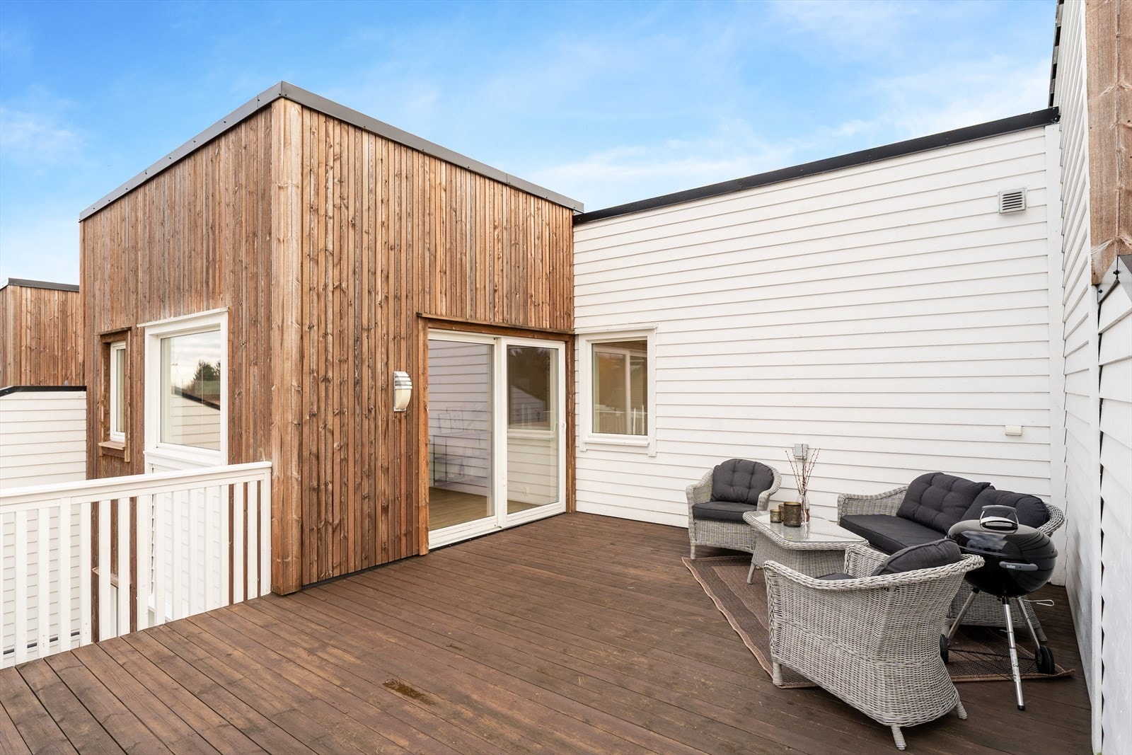 Store skyvedører fra kjøkken og ut til vestvendt balkong med gode solforhold Galleribilde