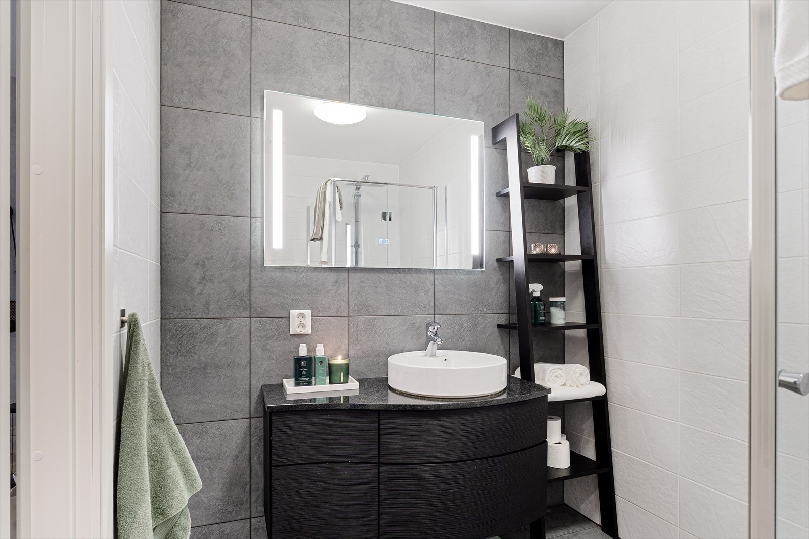 Lekkert helfliset bad med varmekabler i gulvet Galleribilde