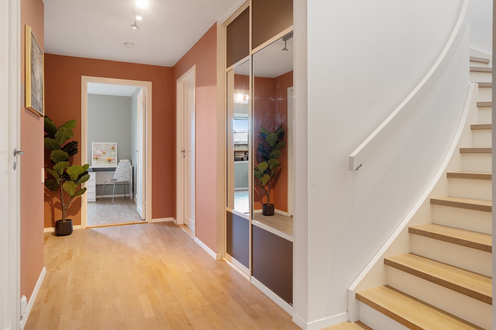 Trapp ned til hall i 1. etasje Galleribilde