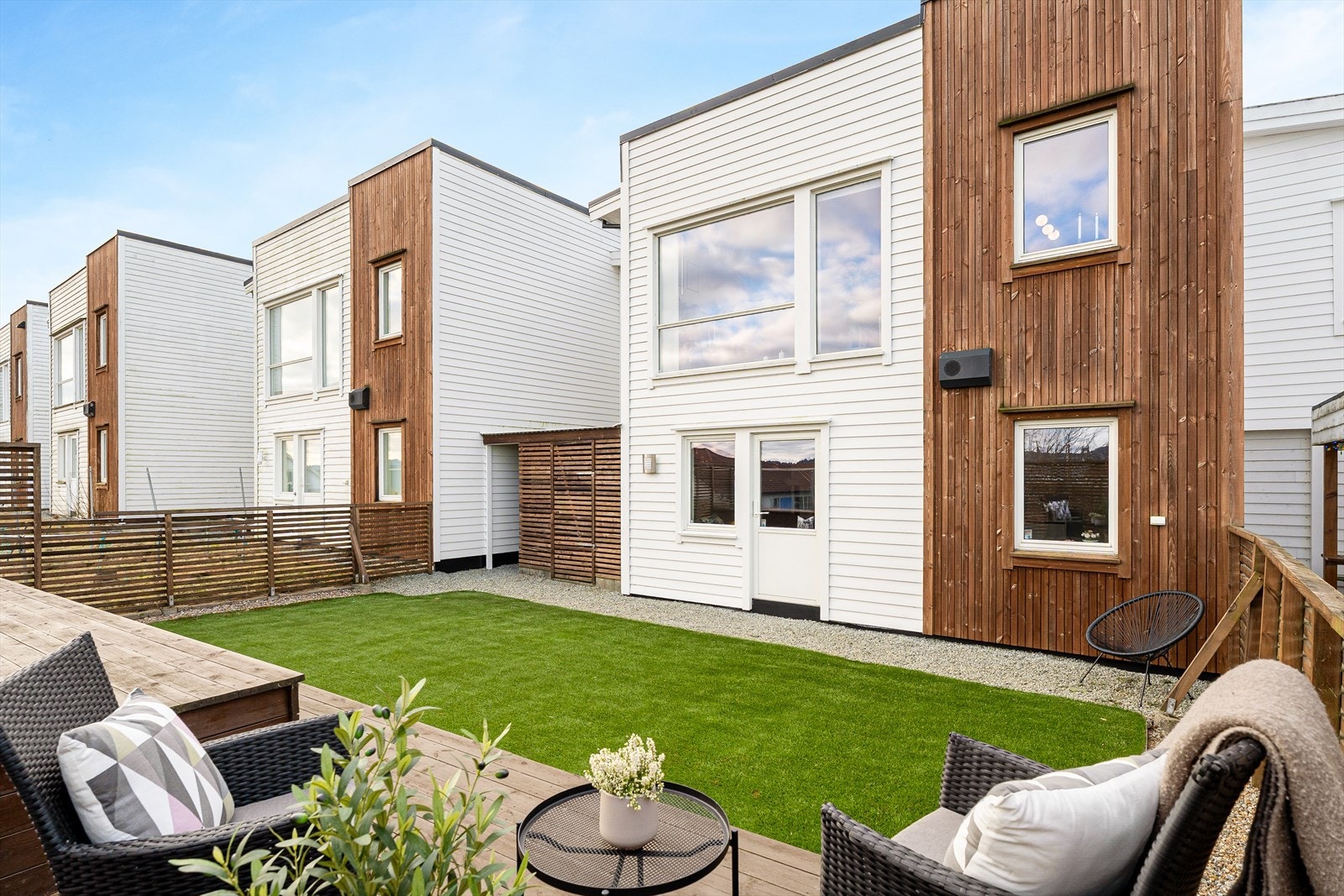 Boligen har flere herlige uteområder med god boltreplass til utelek og flere soner Galleribilde