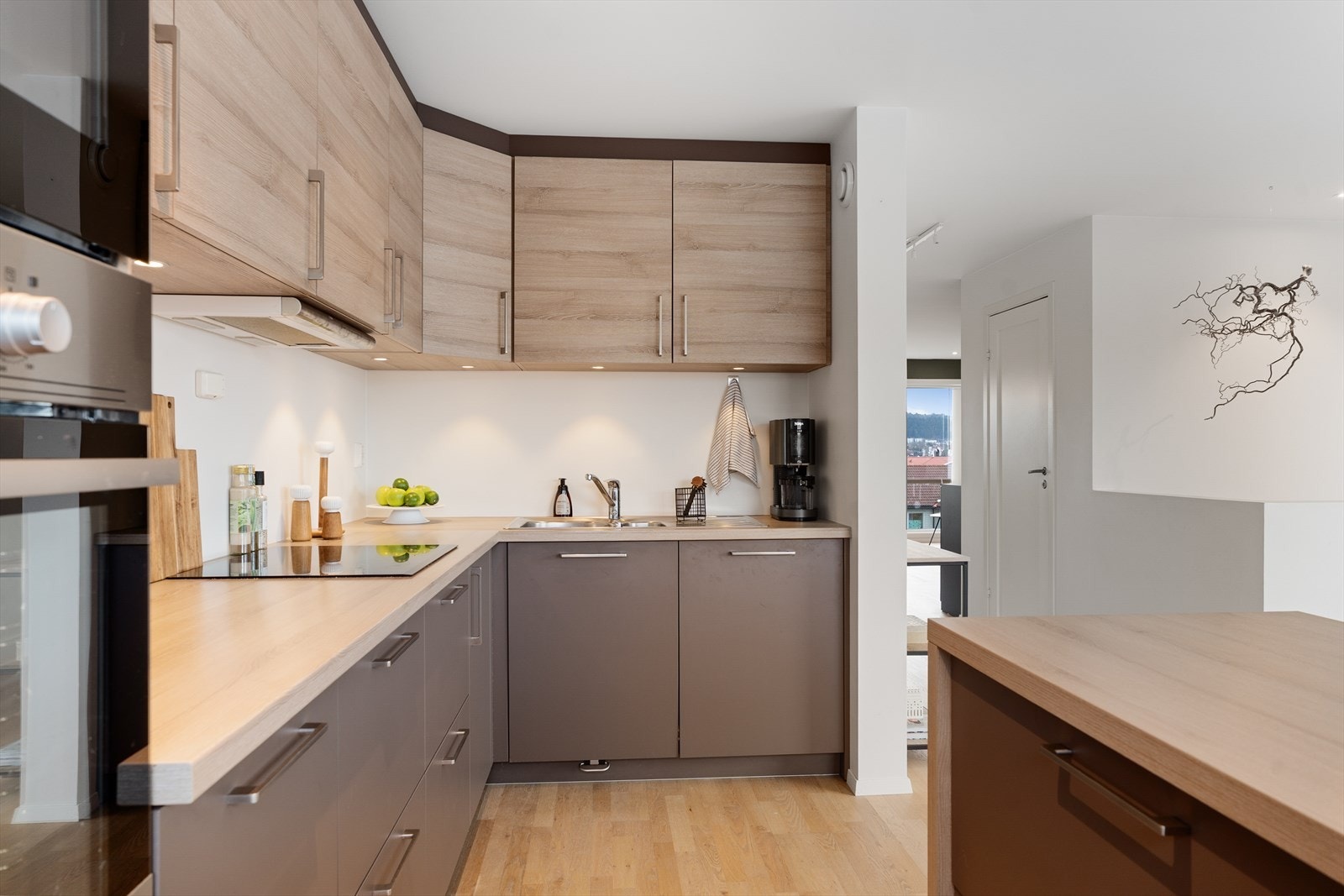 Lekkert og tidsriktig kjøkken med integrerte hvitevarer - Oppvaskmaskin og kombiovn oppgradert i 2025 Galleribilde