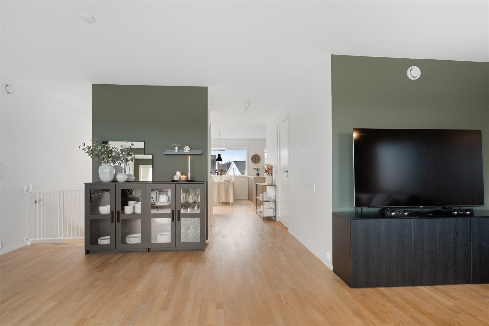 Listfrie overganger, lys eikeparkett og flotte fargevalg gir et flott uttrykk Galleribilde