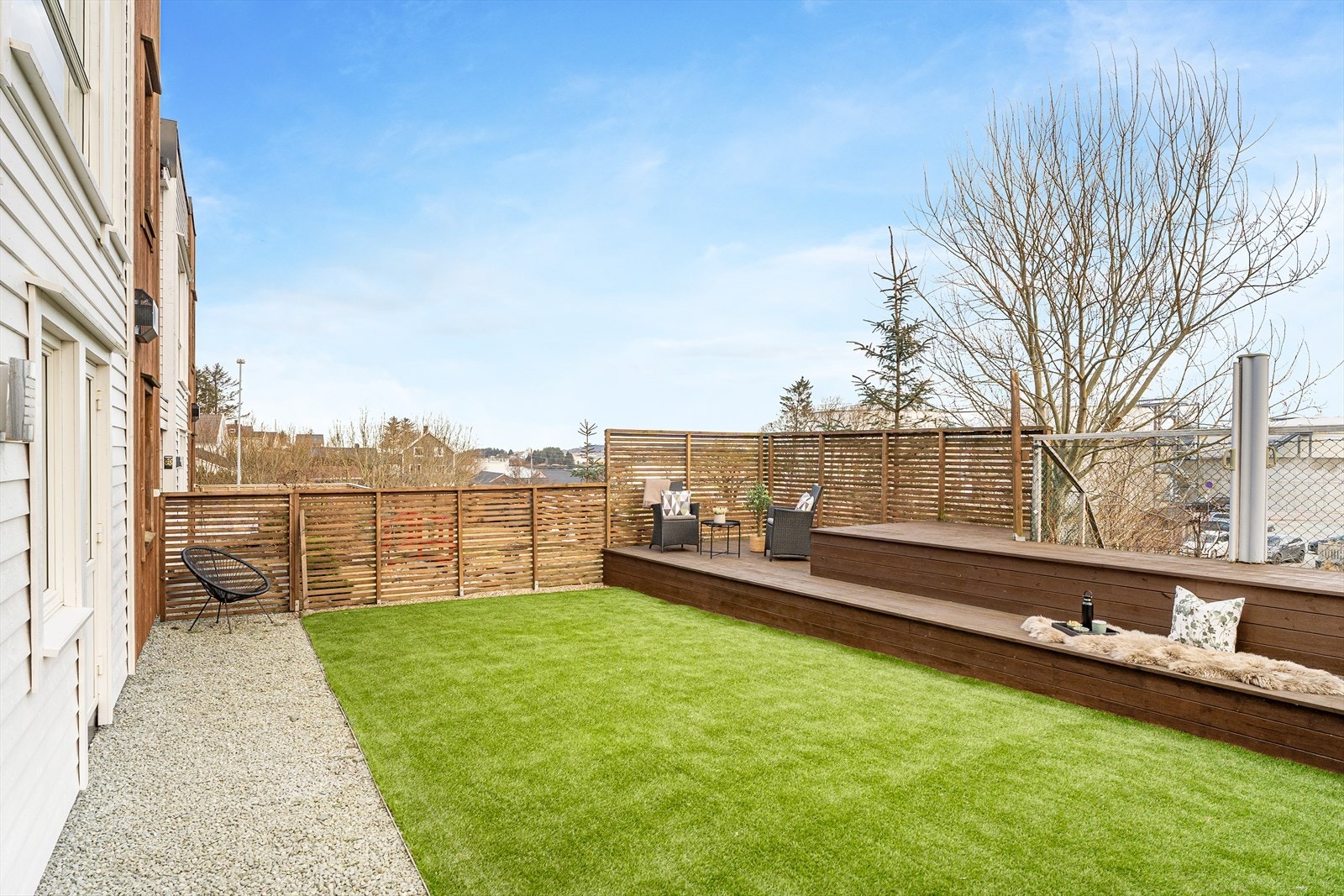 Stor vedlikeholdsfri hage med kunstgress og god plass til trampoline Galleribilde