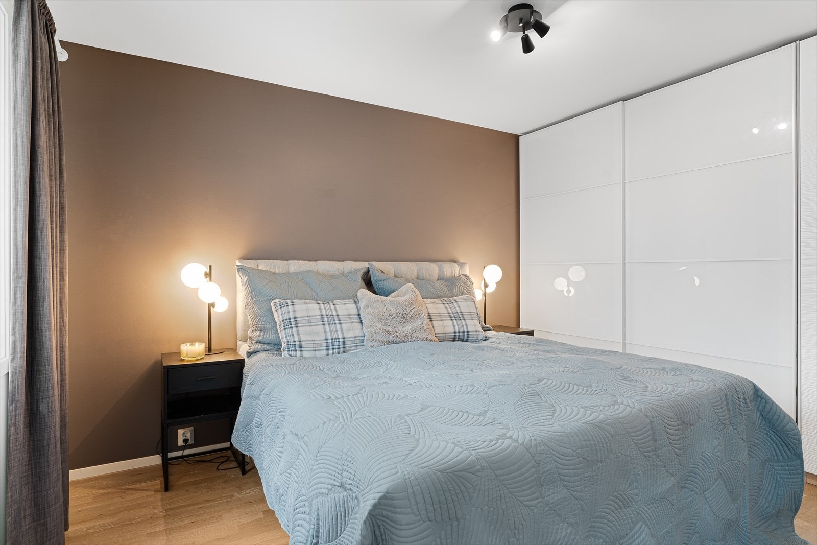 Romslig hovedsoverom i 2. etasje med stor skyvedørsgarderobe Galleribilde