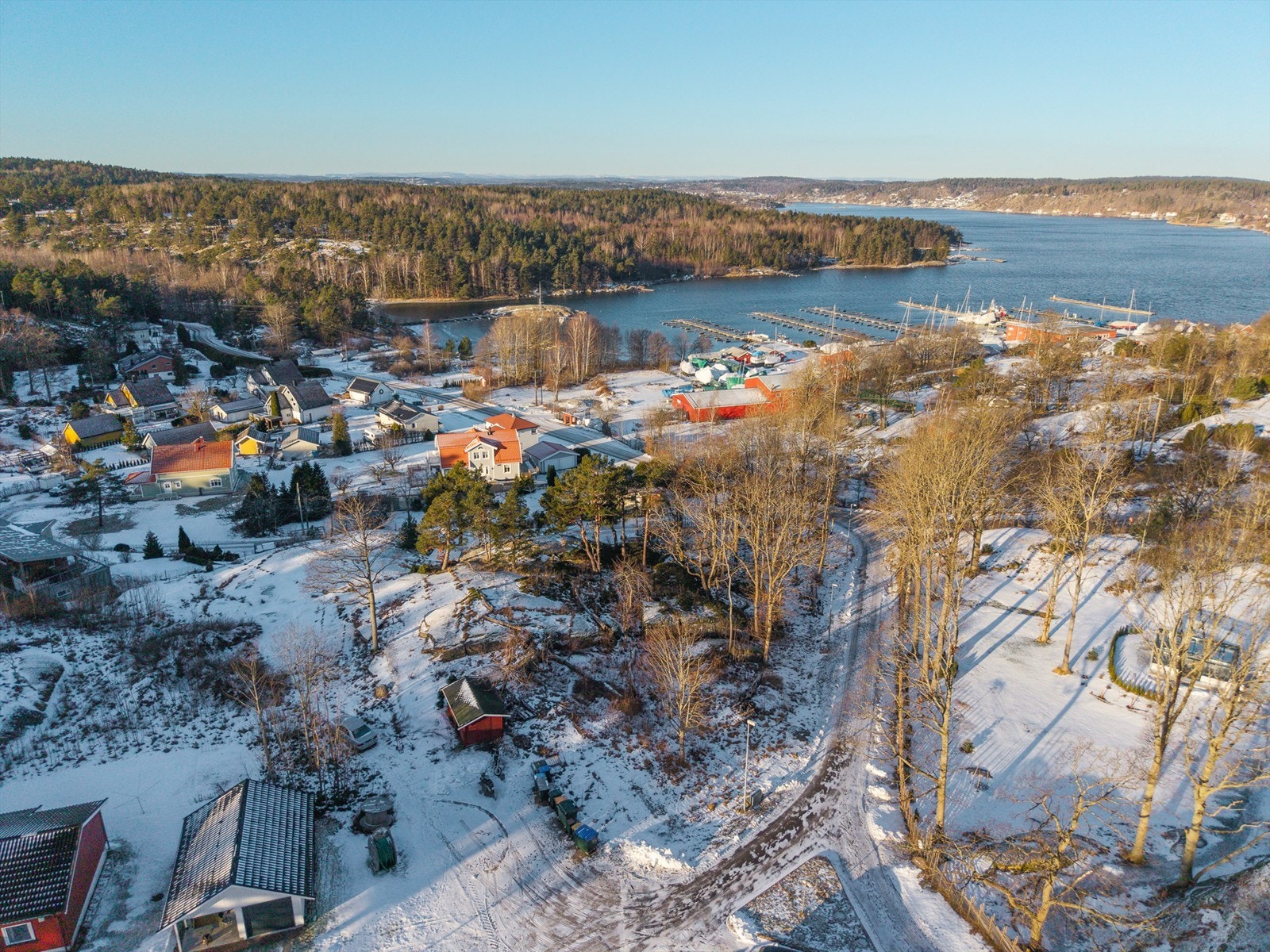 Eiendommen ligger i et rolig og etablert område, med kort vei til sjøen og umiddelbar nærhet til idylliske friområder og turløyper, som gir svært gode rekreasjonsmuligheter året rundt. Galleribilde